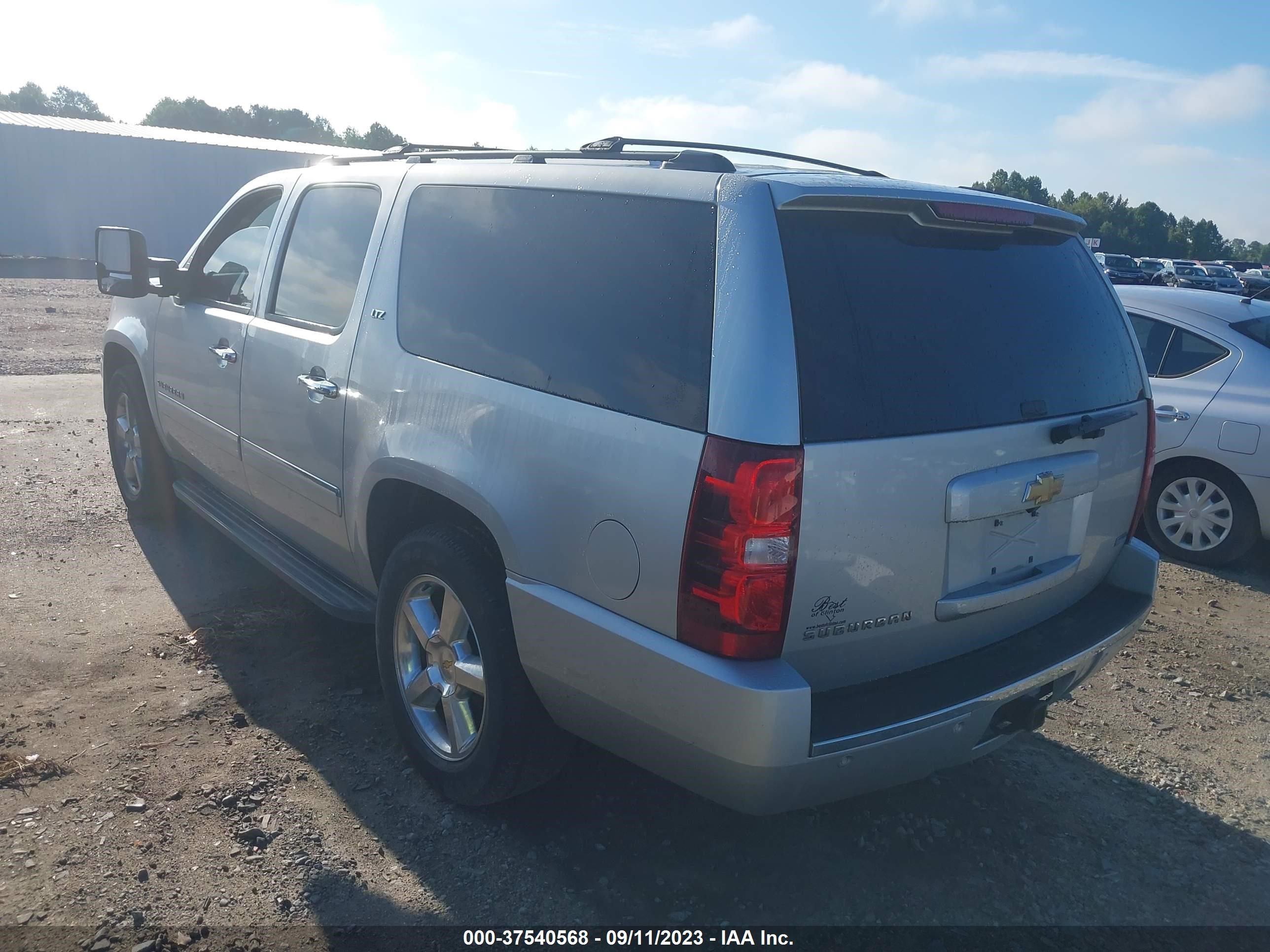 Photo 2 VIN: 1GNSKKE37BR292513 - CHEVROLET SUBURBAN 