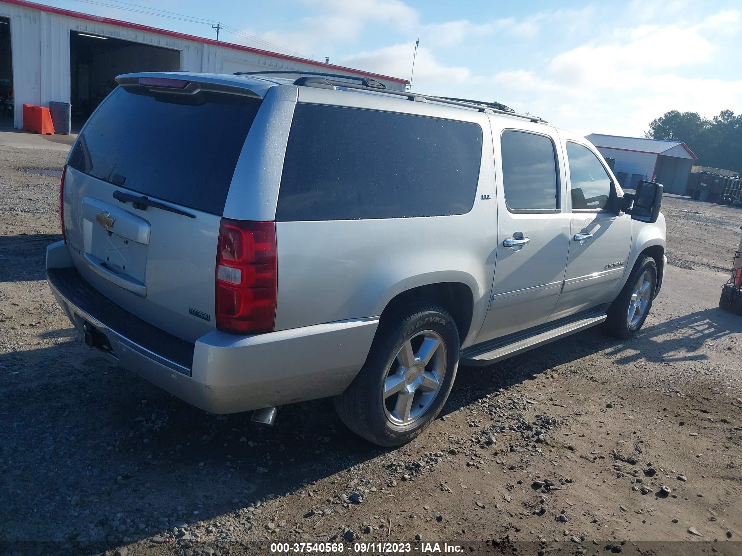 Photo 3 VIN: 1GNSKKE37BR292513 - CHEVROLET SUBURBAN 