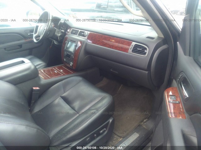 Photo 4 VIN: 1GNSKKE37BR368277 - CHEVROLET SUBURBAN 