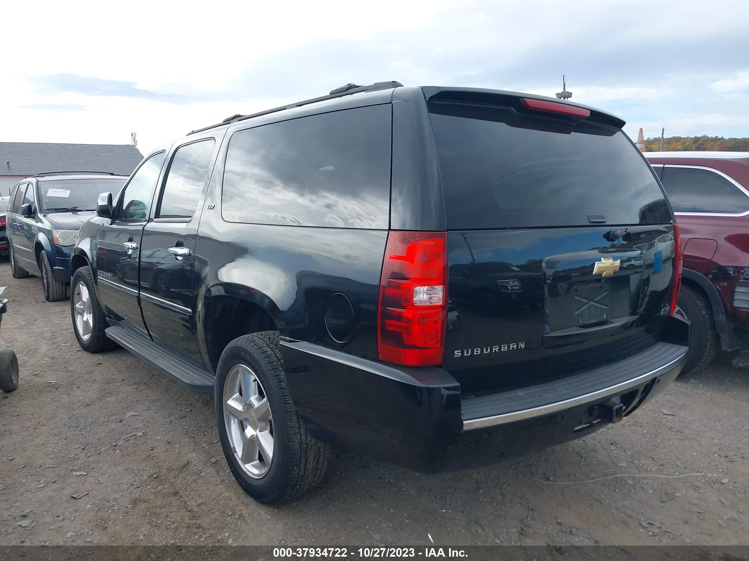 Photo 2 VIN: 1GNSKKE39BR173975 - CHEVROLET SUBURBAN 