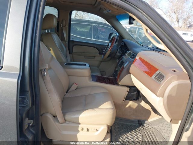 Photo 4 VIN: 1GNSKKE39BR220423 - CHEVROLET SUBURBAN 1500 