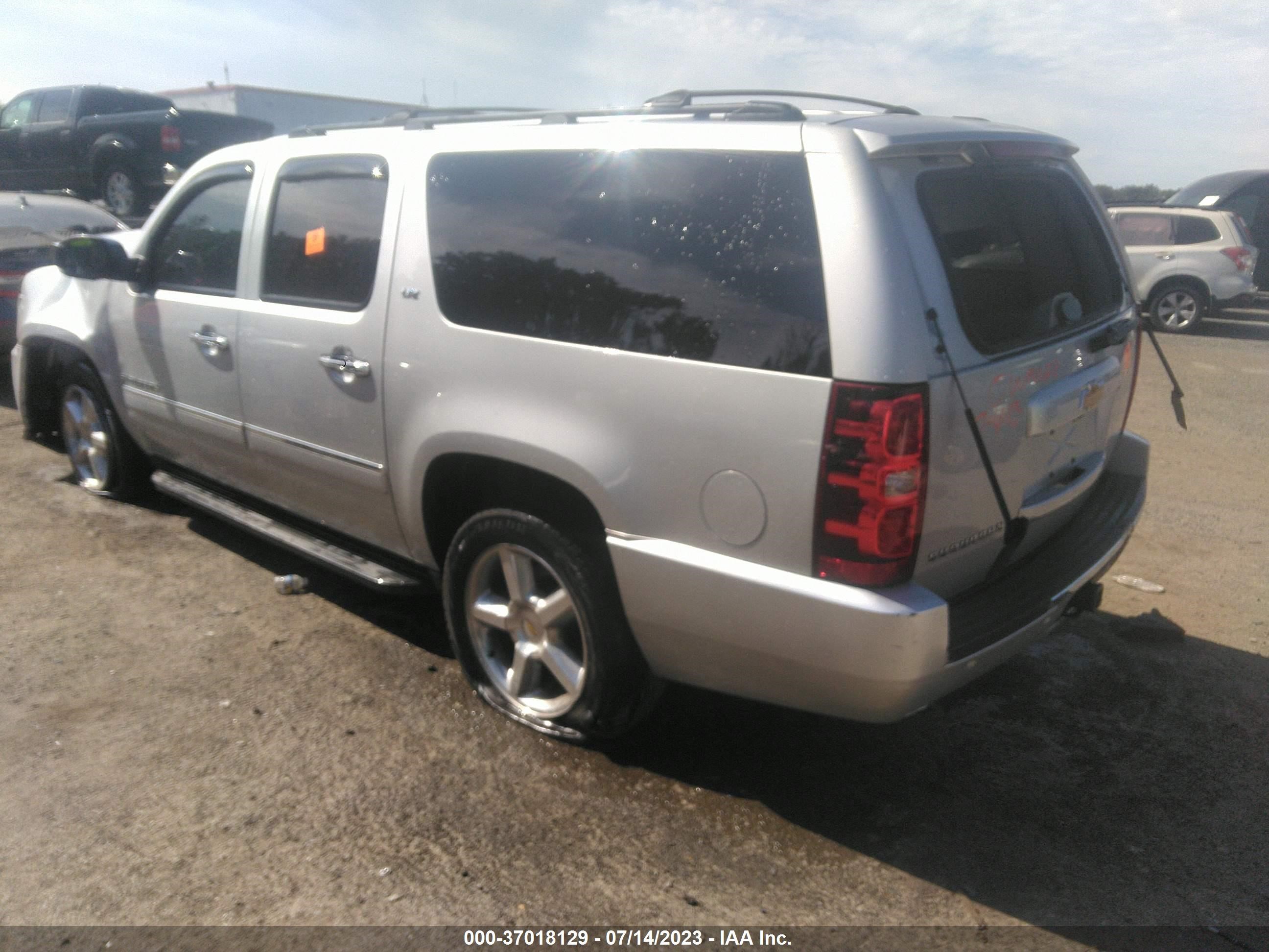 Photo 2 VIN: 1GNSKKE71DR197872 - CHEVROLET EXPRESS 