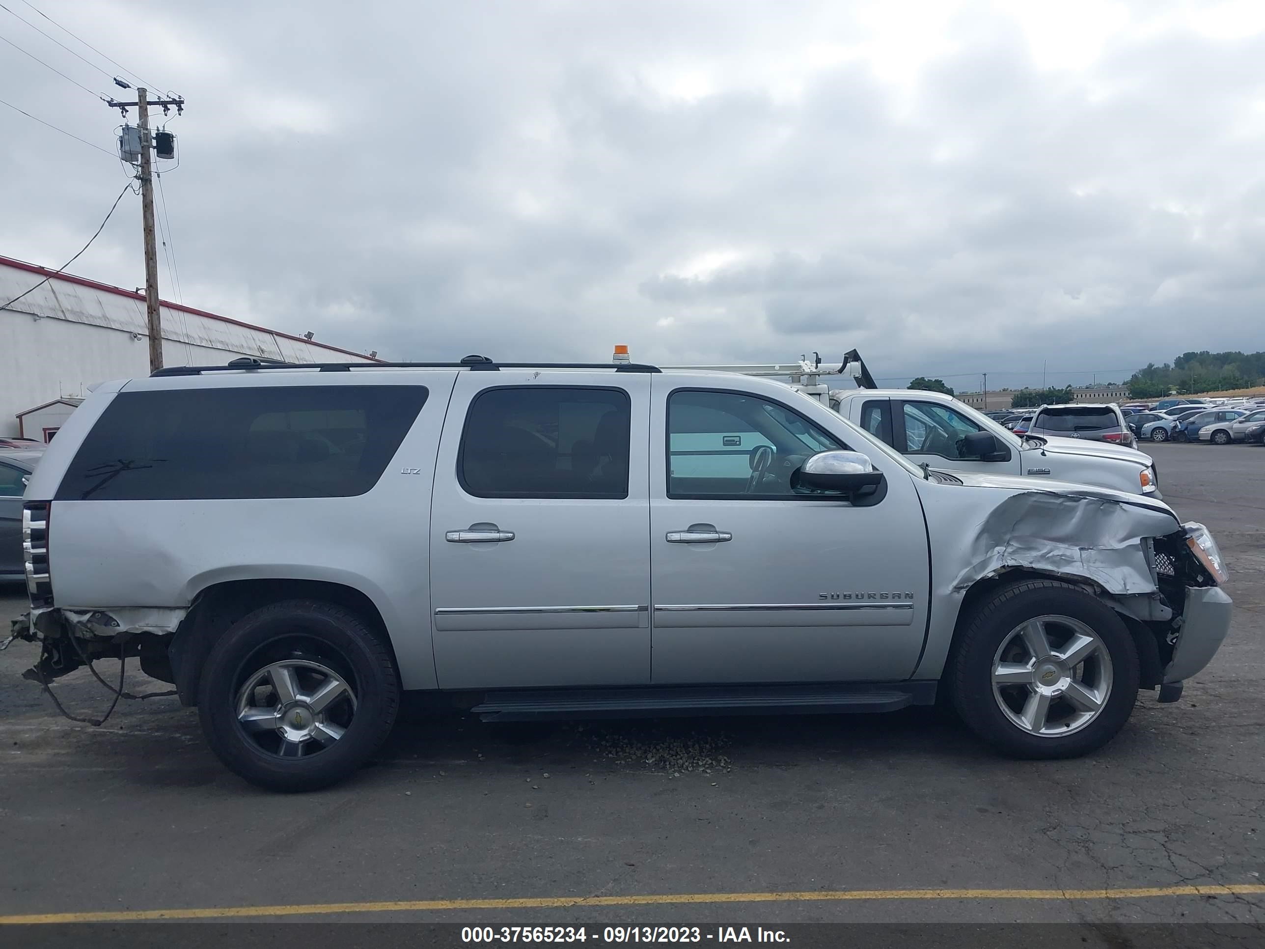 Photo 12 VIN: 1GNSKKE73ER138095 - CHEVROLET SUBURBAN 