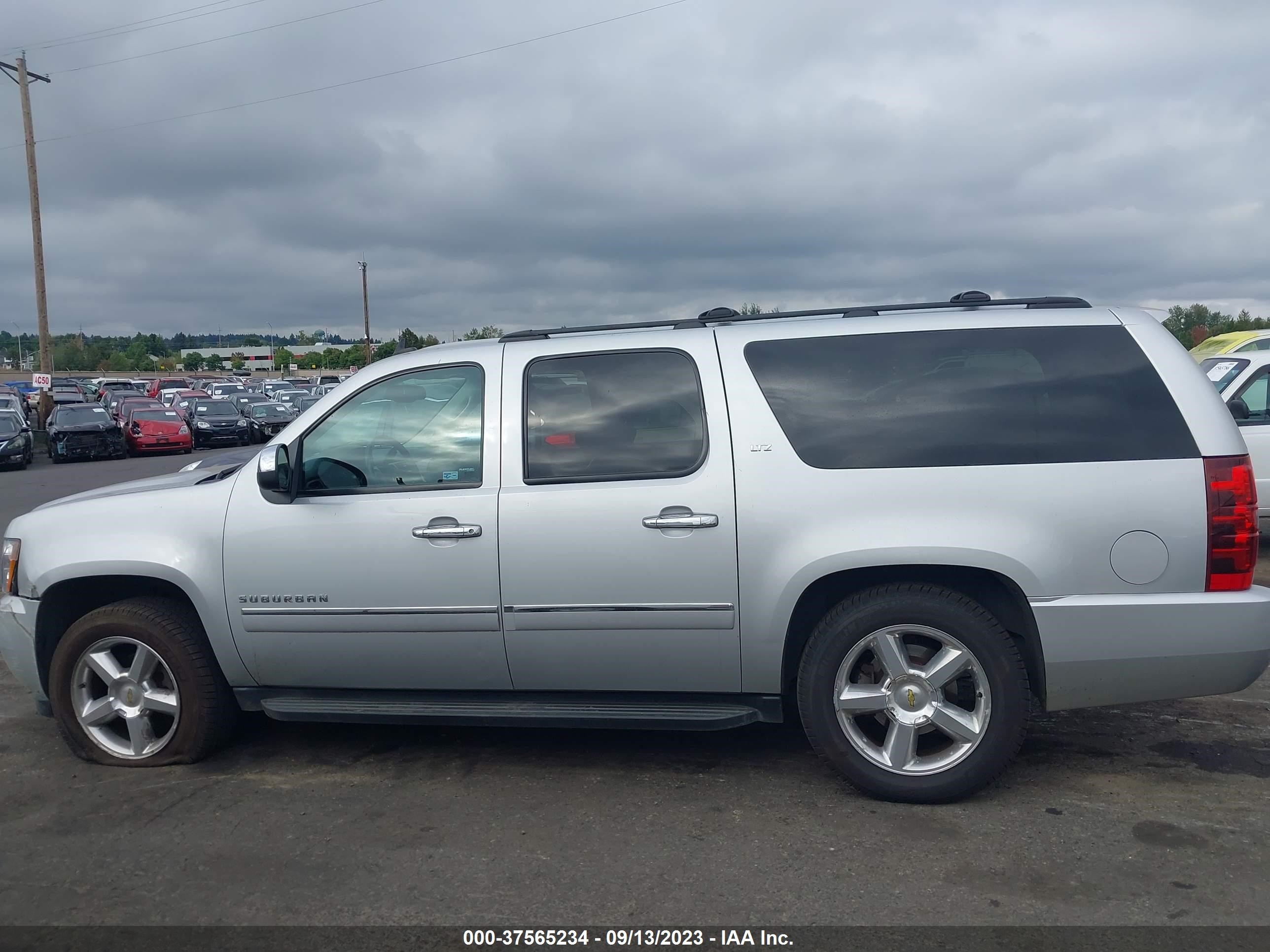 Photo 13 VIN: 1GNSKKE73ER138095 - CHEVROLET SUBURBAN 