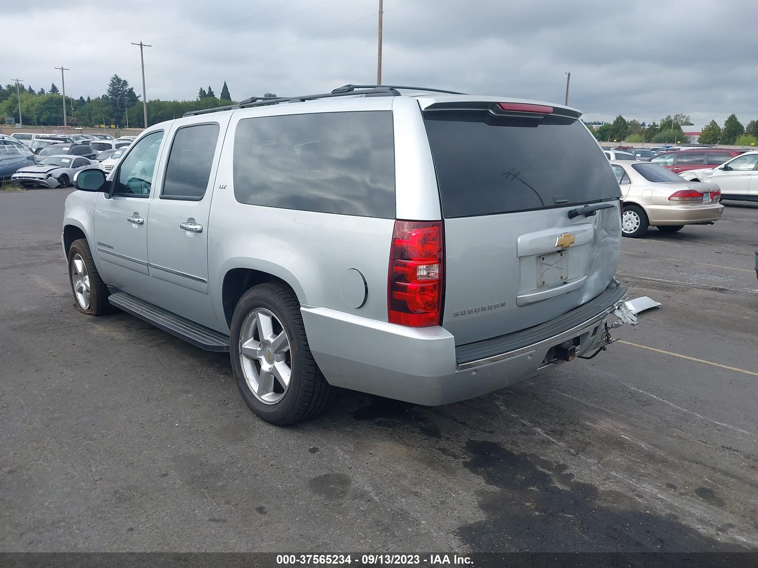 Photo 2 VIN: 1GNSKKE73ER138095 - CHEVROLET SUBURBAN 