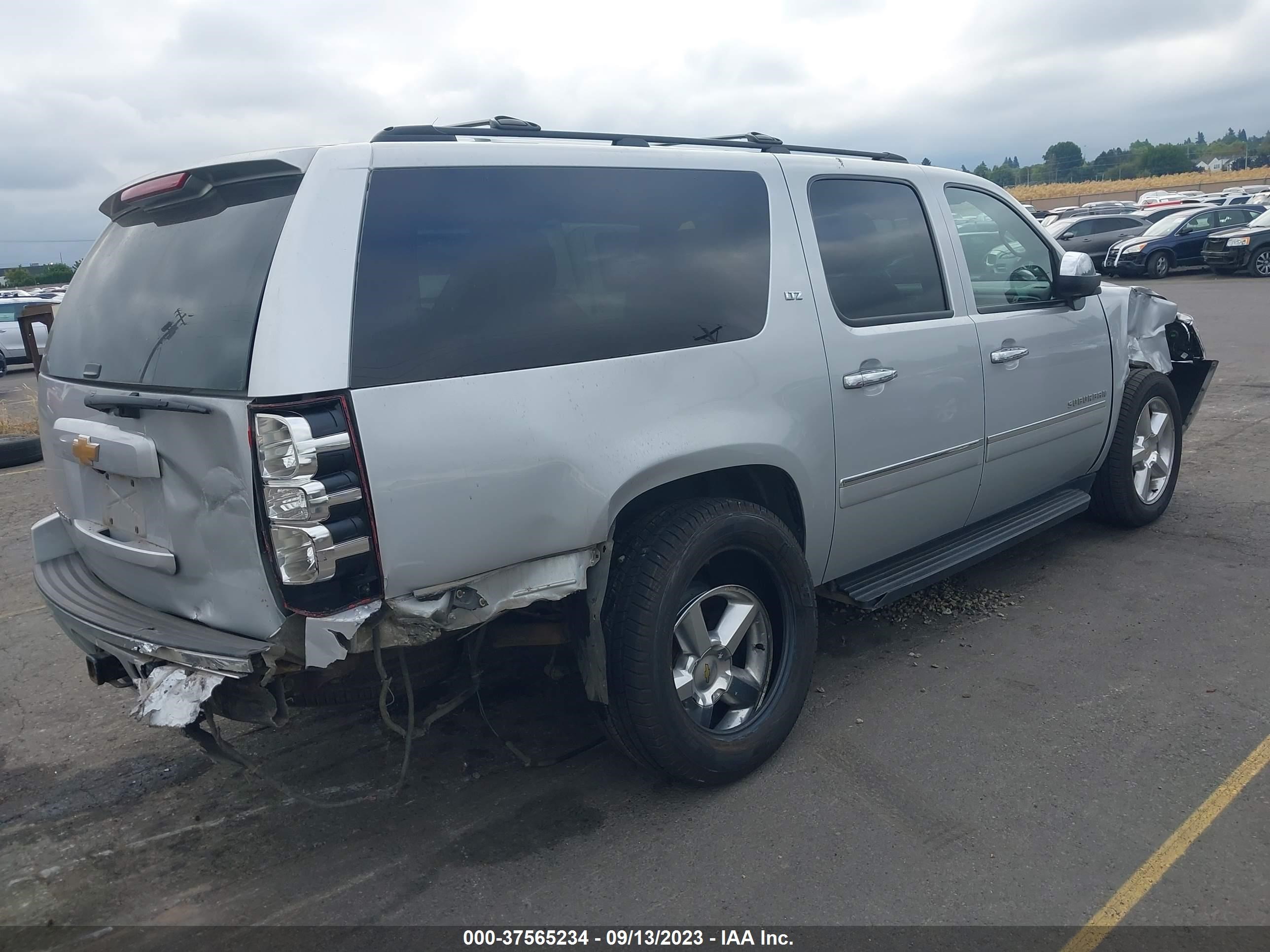 Photo 3 VIN: 1GNSKKE73ER138095 - CHEVROLET SUBURBAN 