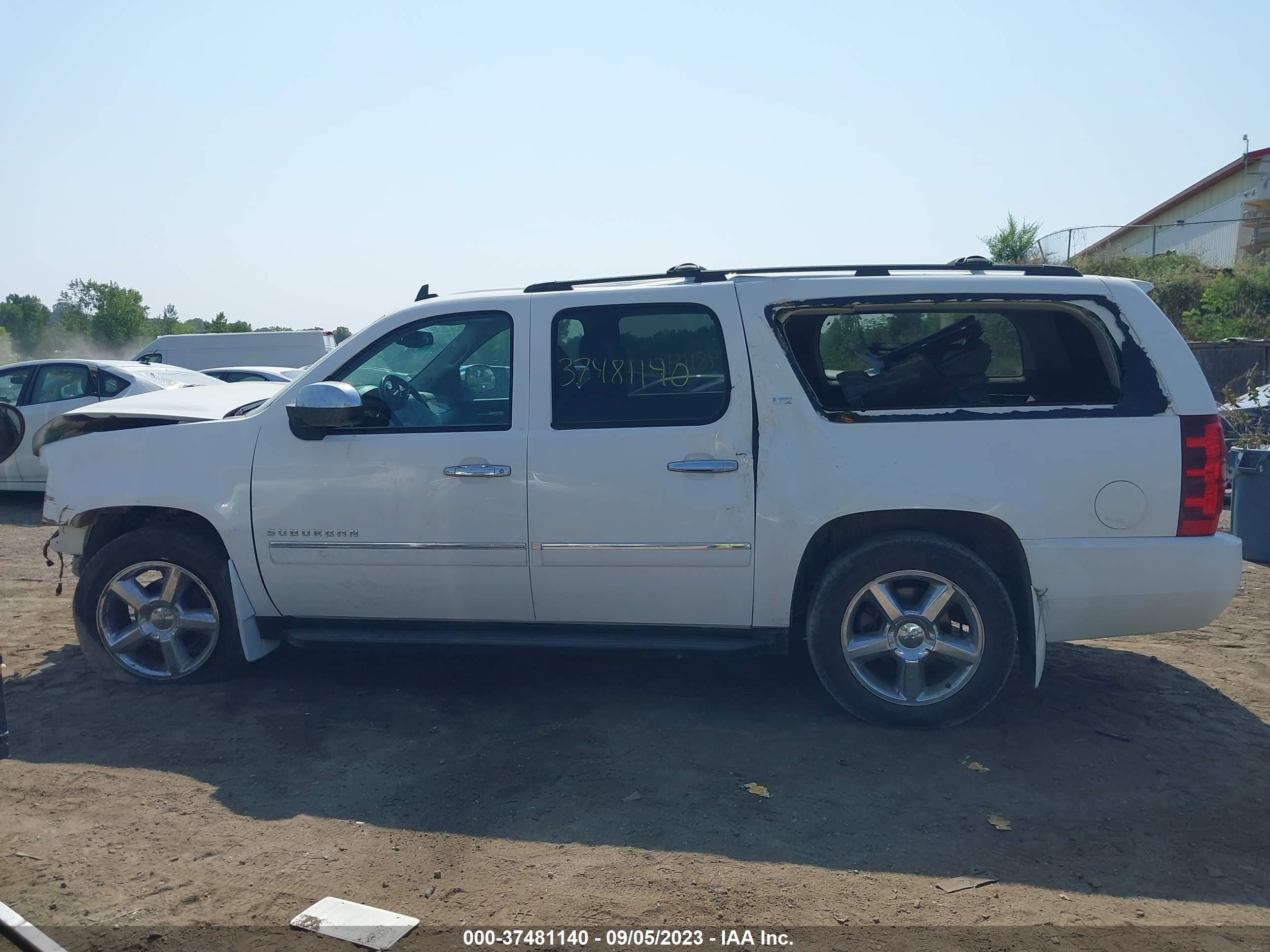 Photo 13 VIN: 1GNSKKE73ER153440 - CHEVROLET SUBURBAN 