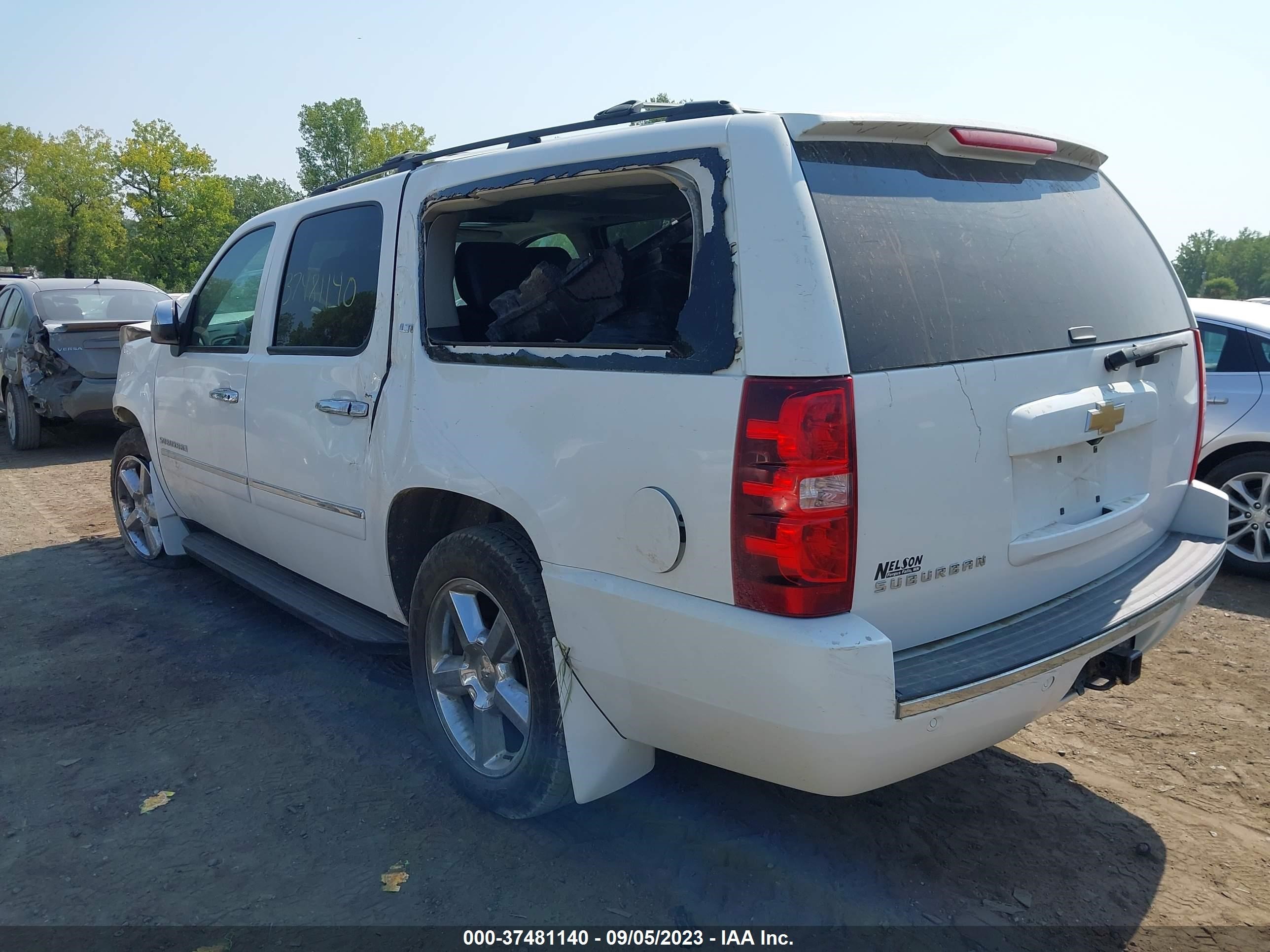 Photo 2 VIN: 1GNSKKE73ER153440 - CHEVROLET SUBURBAN 