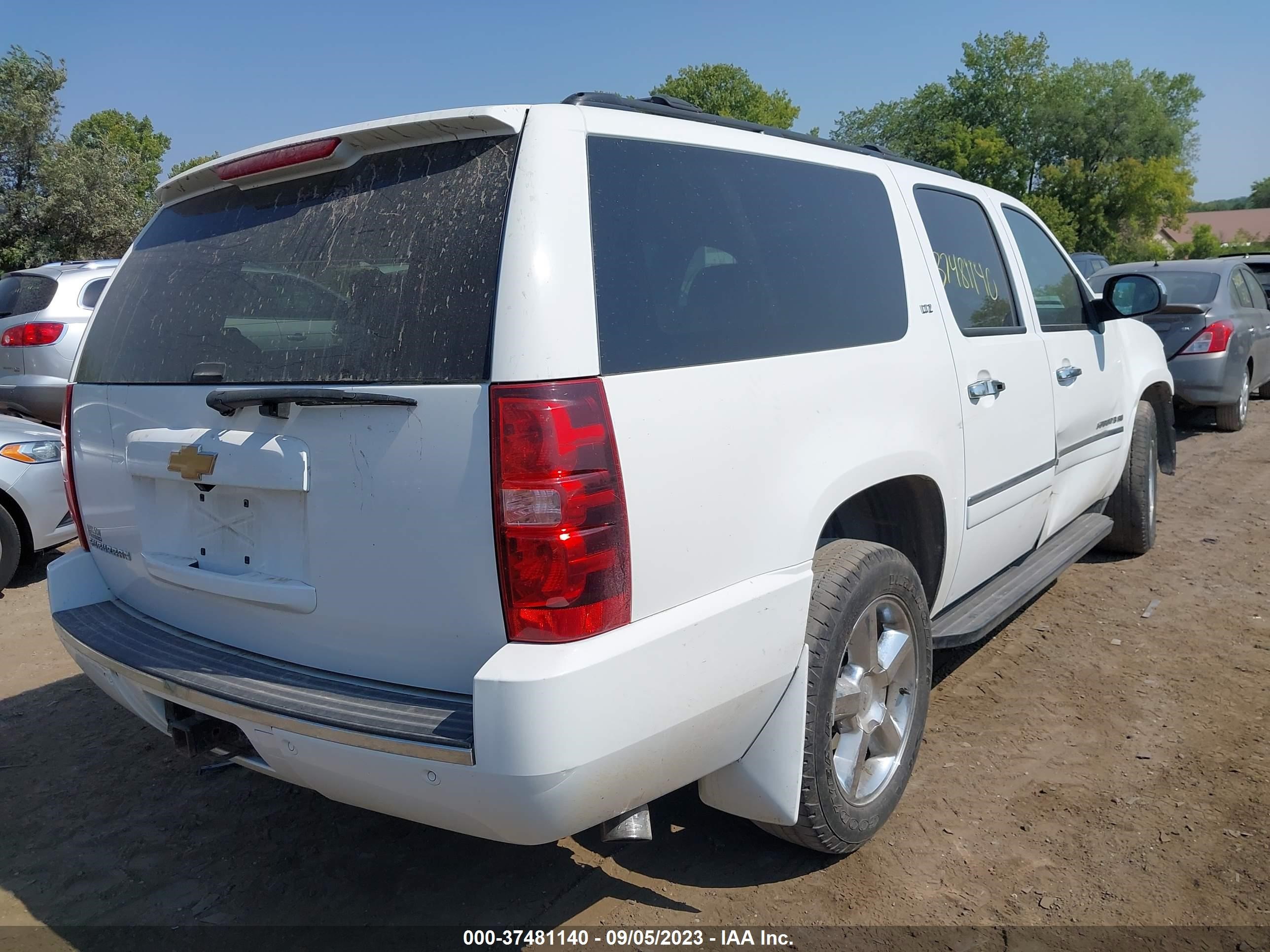 Photo 3 VIN: 1GNSKKE73ER153440 - CHEVROLET SUBURBAN 