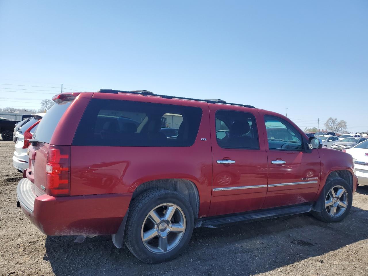 Photo 2 VIN: 1GNSKKE74CR174469 - CHEVROLET SUBURBAN 