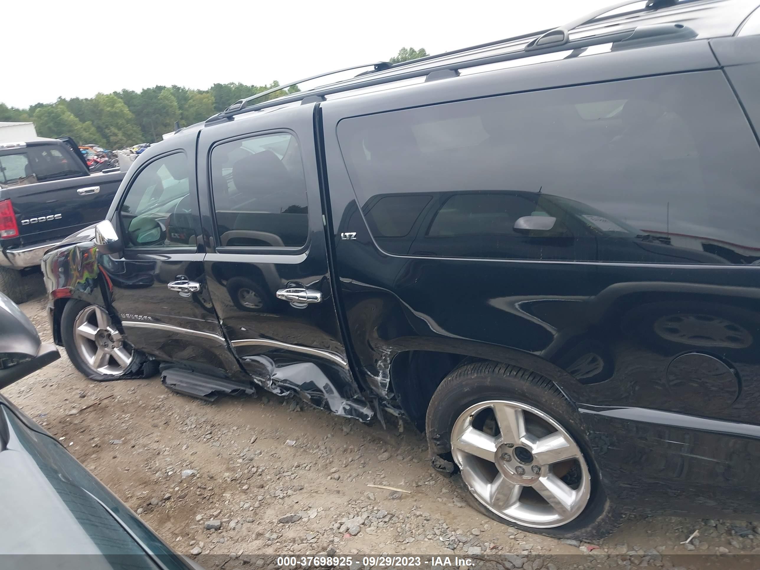 Photo 13 VIN: 1GNSKKE74ER103887 - CHEVROLET SUBURBAN 