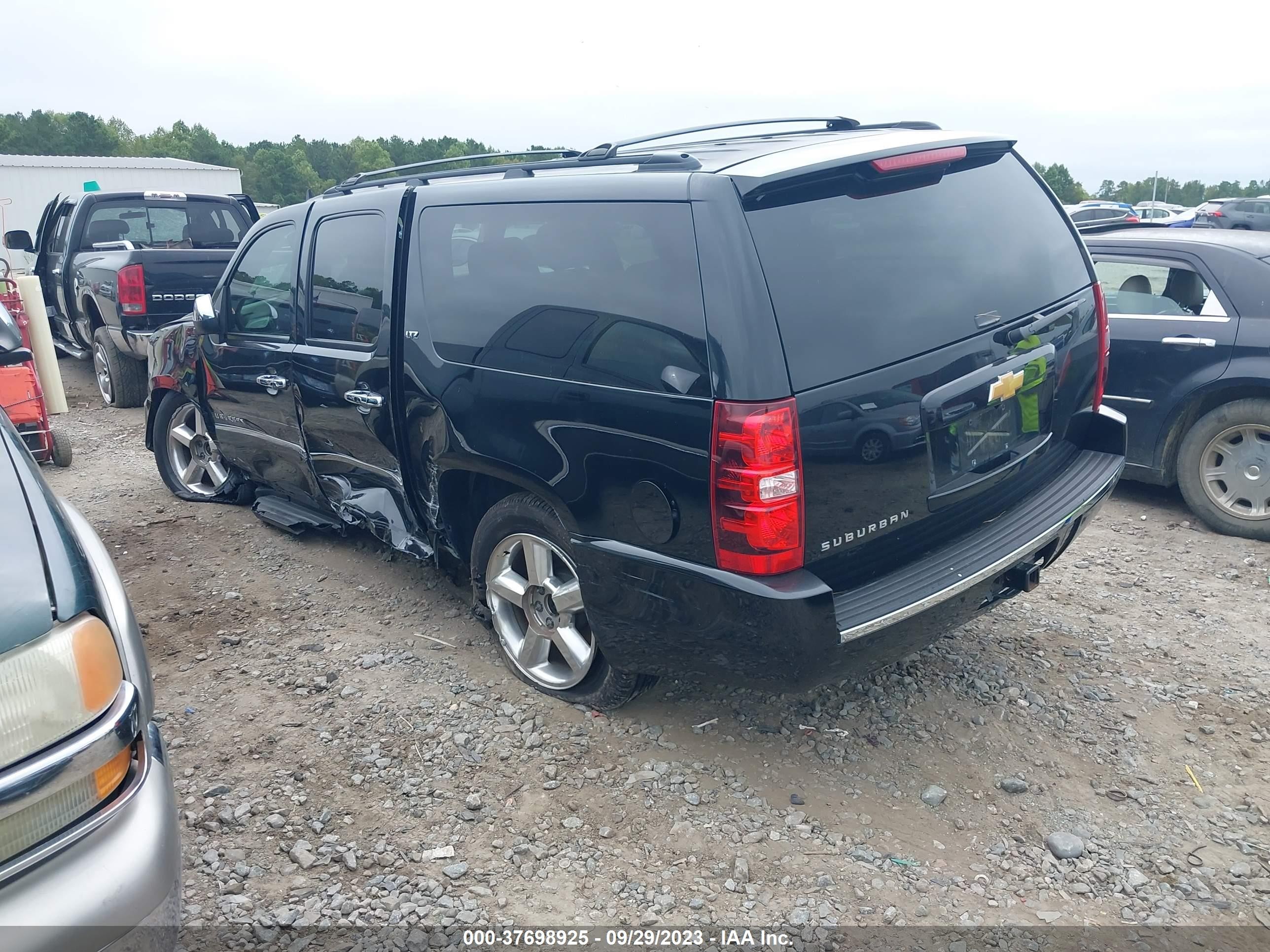 Photo 2 VIN: 1GNSKKE74ER103887 - CHEVROLET SUBURBAN 