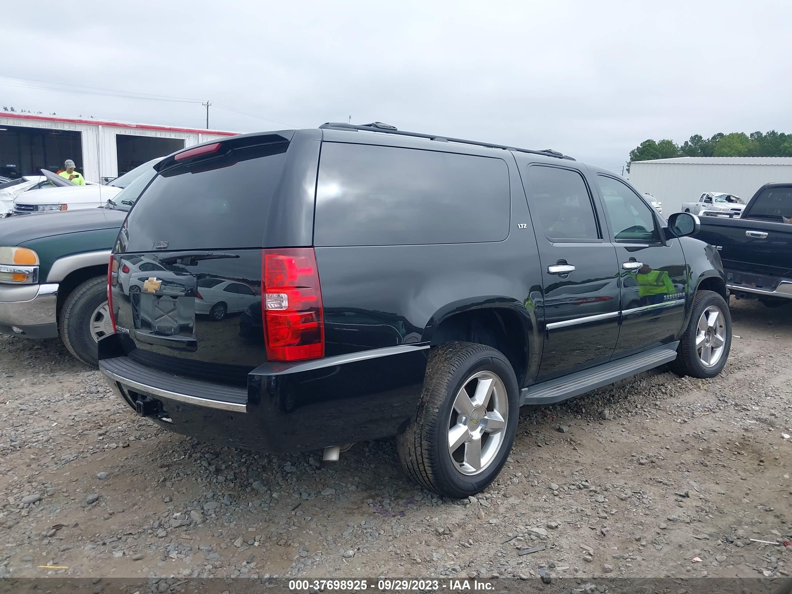 Photo 3 VIN: 1GNSKKE74ER103887 - CHEVROLET SUBURBAN 