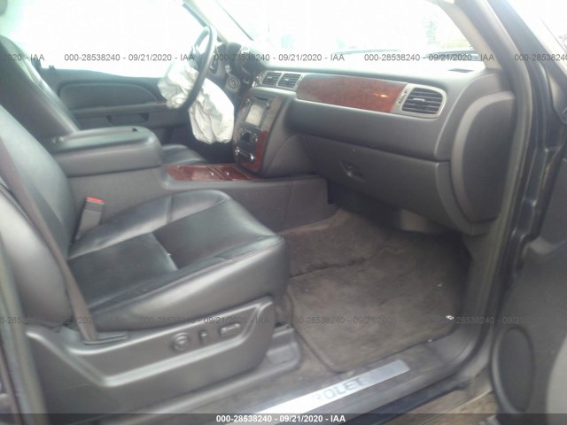 Photo 4 VIN: 1GNSKKE75DR220988 - CHEVROLET SUBURBAN 