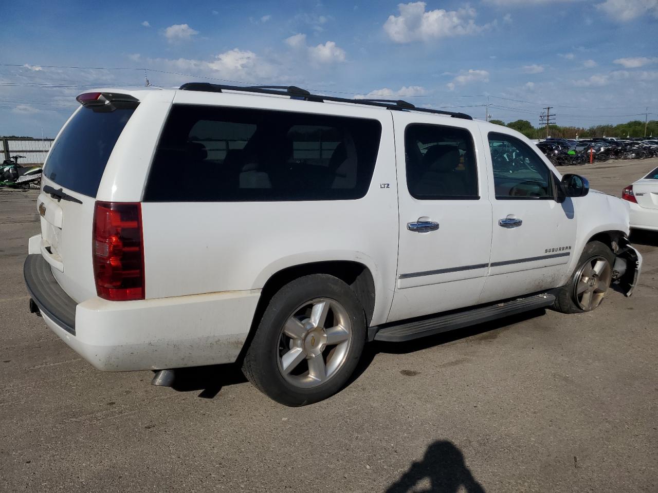 Photo 2 VIN: 1GNSKKE77DR160101 - CHEVROLET SUBURBAN 