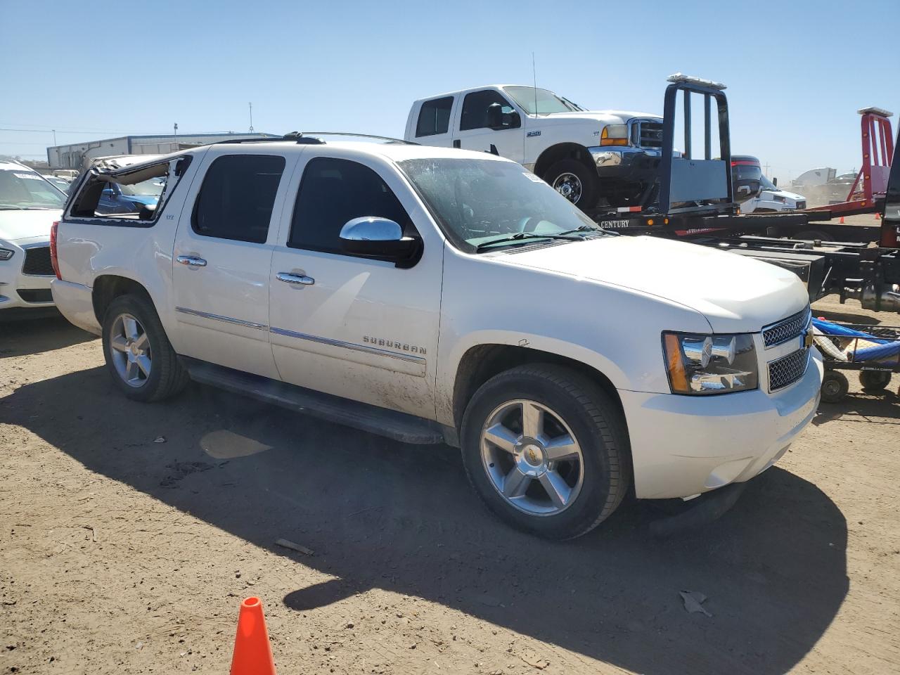 Photo 3 VIN: 1GNSKKE78DR367113 - CHEVROLET SUBURBAN 