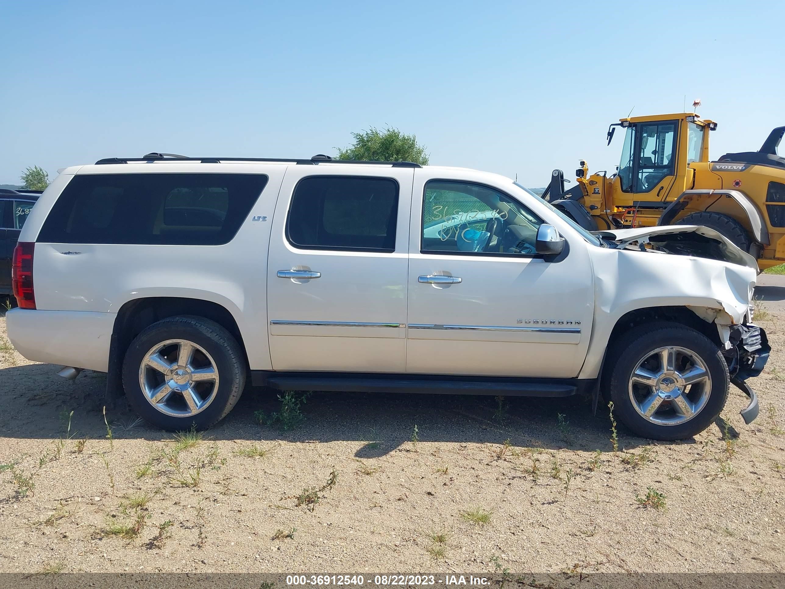 Photo 12 VIN: 1GNSKKE7XCR225022 - CHEVROLET SUBURBAN 