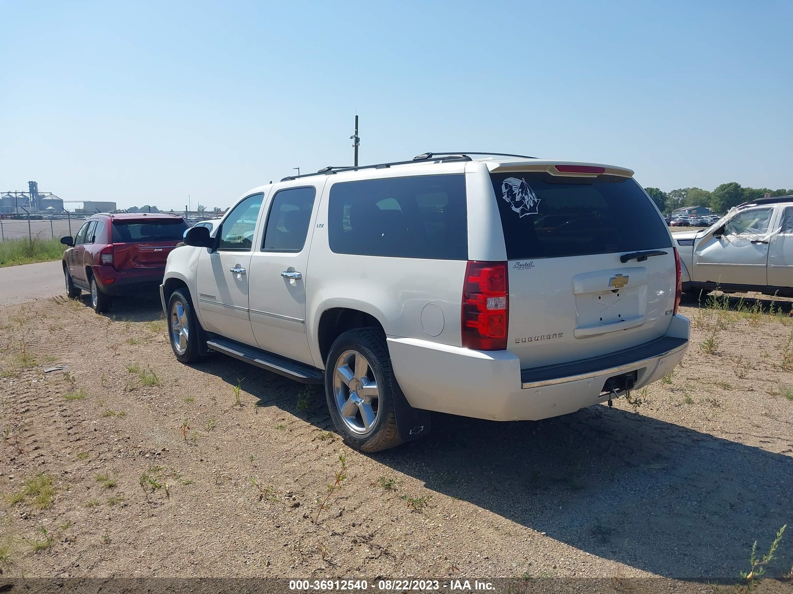 Photo 2 VIN: 1GNSKKE7XCR225022 - CHEVROLET SUBURBAN 