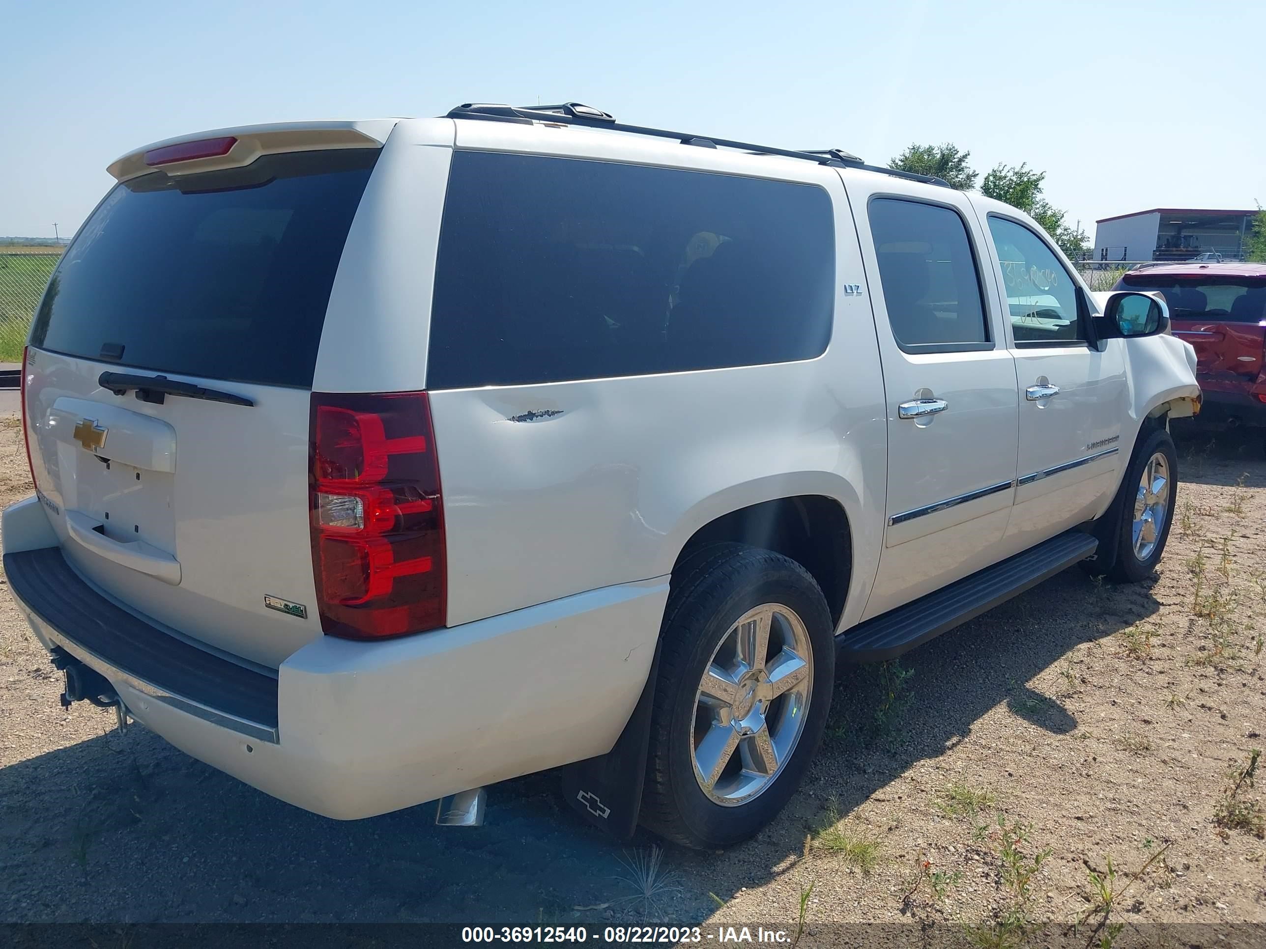 Photo 3 VIN: 1GNSKKE7XCR225022 - CHEVROLET SUBURBAN 