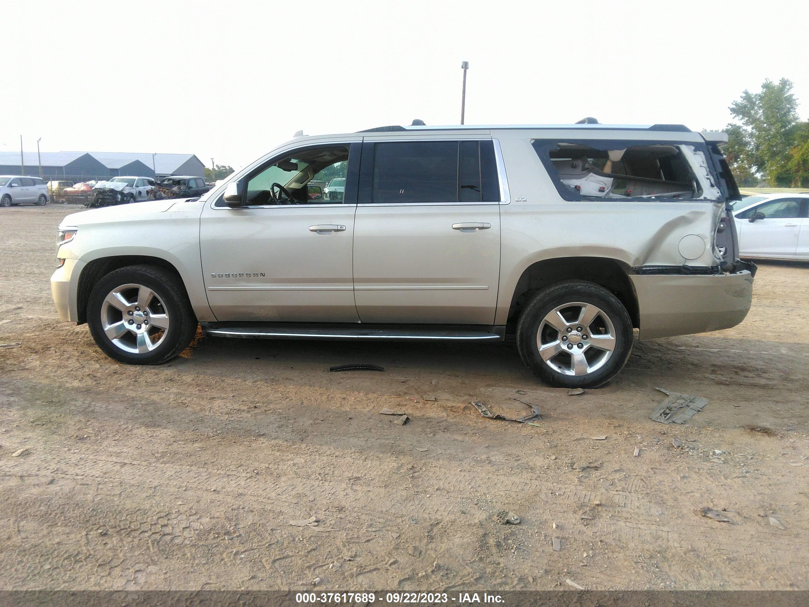 Photo 13 VIN: 1GNSKKKC6FR595891 - CHEVROLET SUBURBAN 