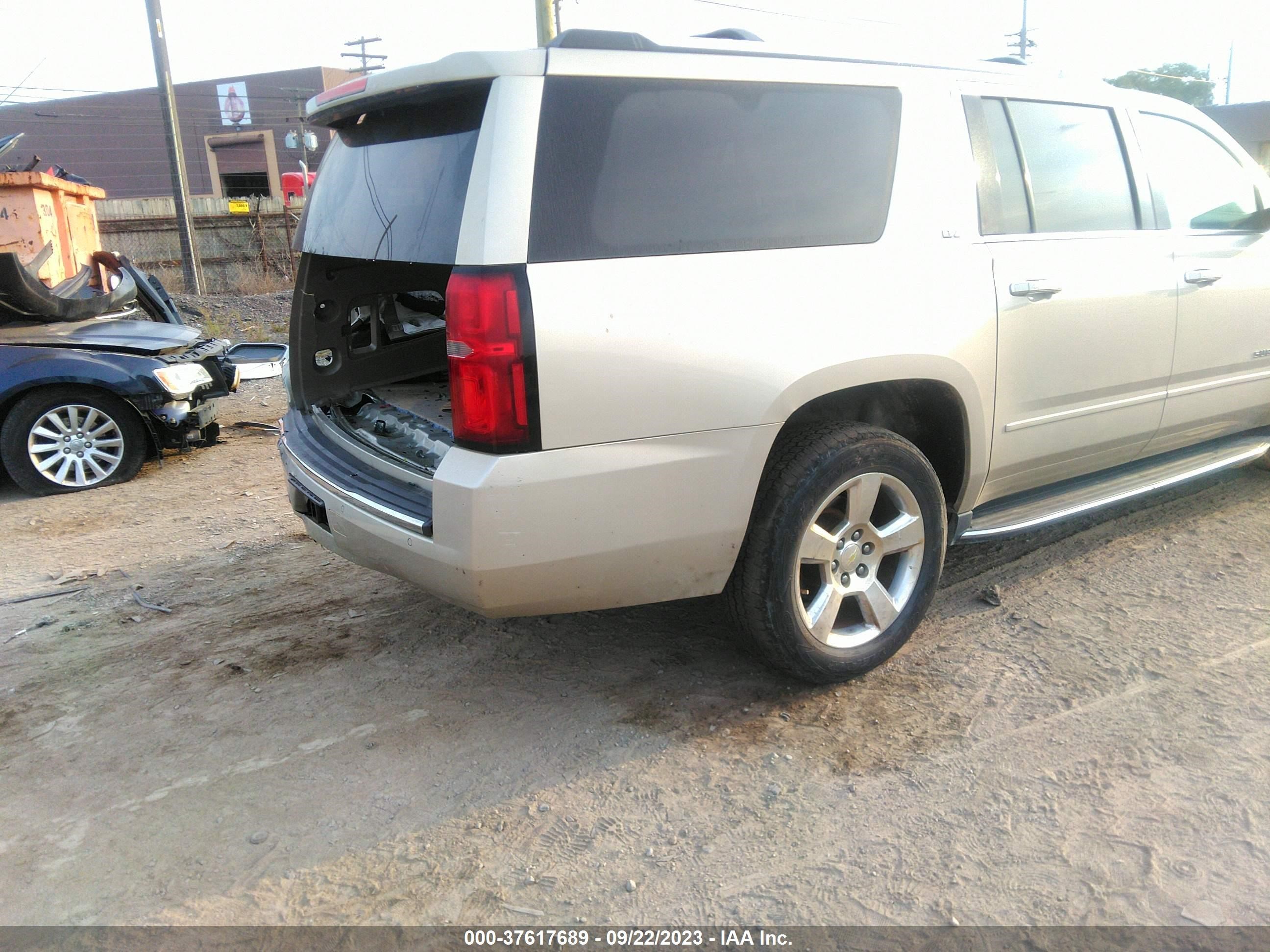 Photo 3 VIN: 1GNSKKKC6FR595891 - CHEVROLET SUBURBAN 