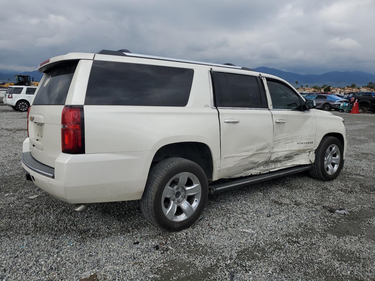 Photo 2 VIN: 1GNSKKKCXFR156919 - CHEVROLET SUBURBAN 