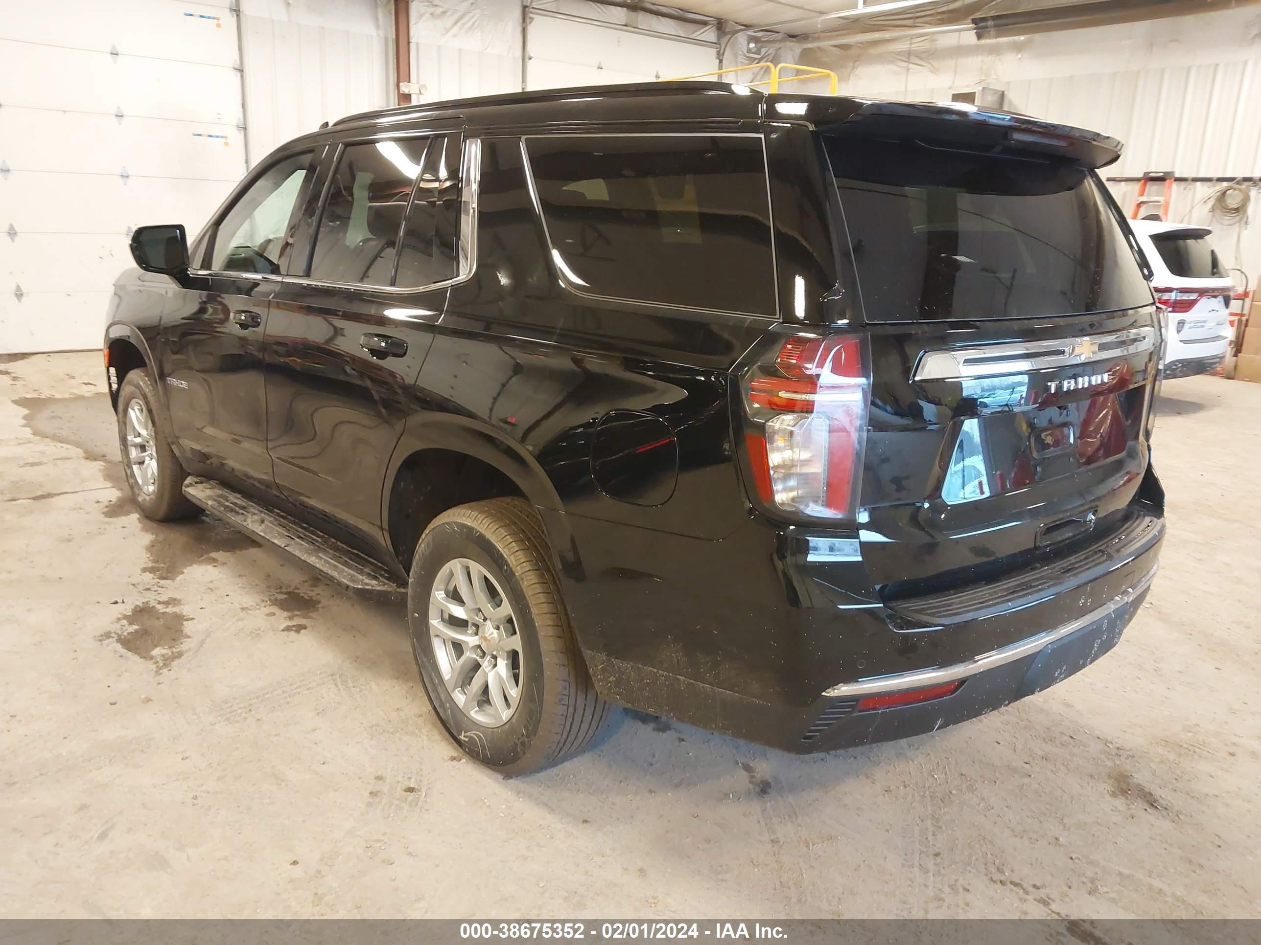 Photo 2 VIN: 1GNSKLED7RR149537 - CHEVROLET TAHOE 