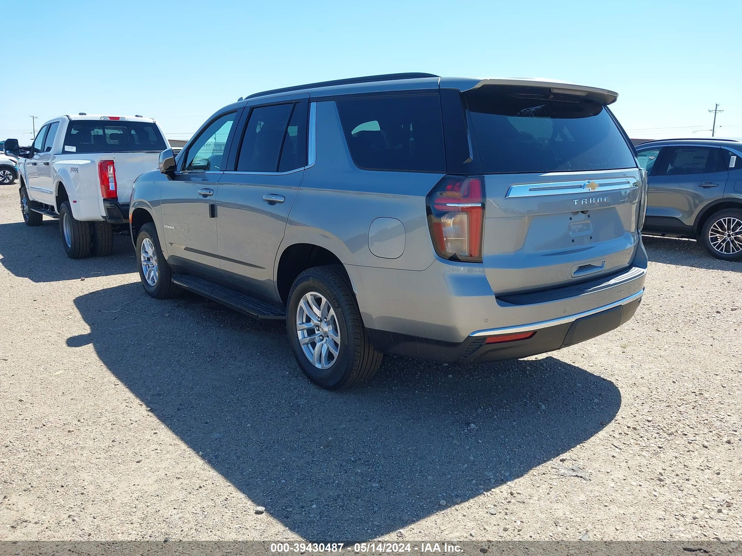 Photo 2 VIN: 1GNSKLKD0RR235325 - CHEVROLET TAHOE 