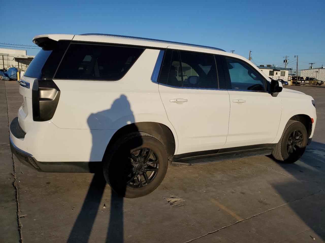 Photo 2 VIN: 1GNSKMKD1PR180693 - CHEVROLET TAHOE 