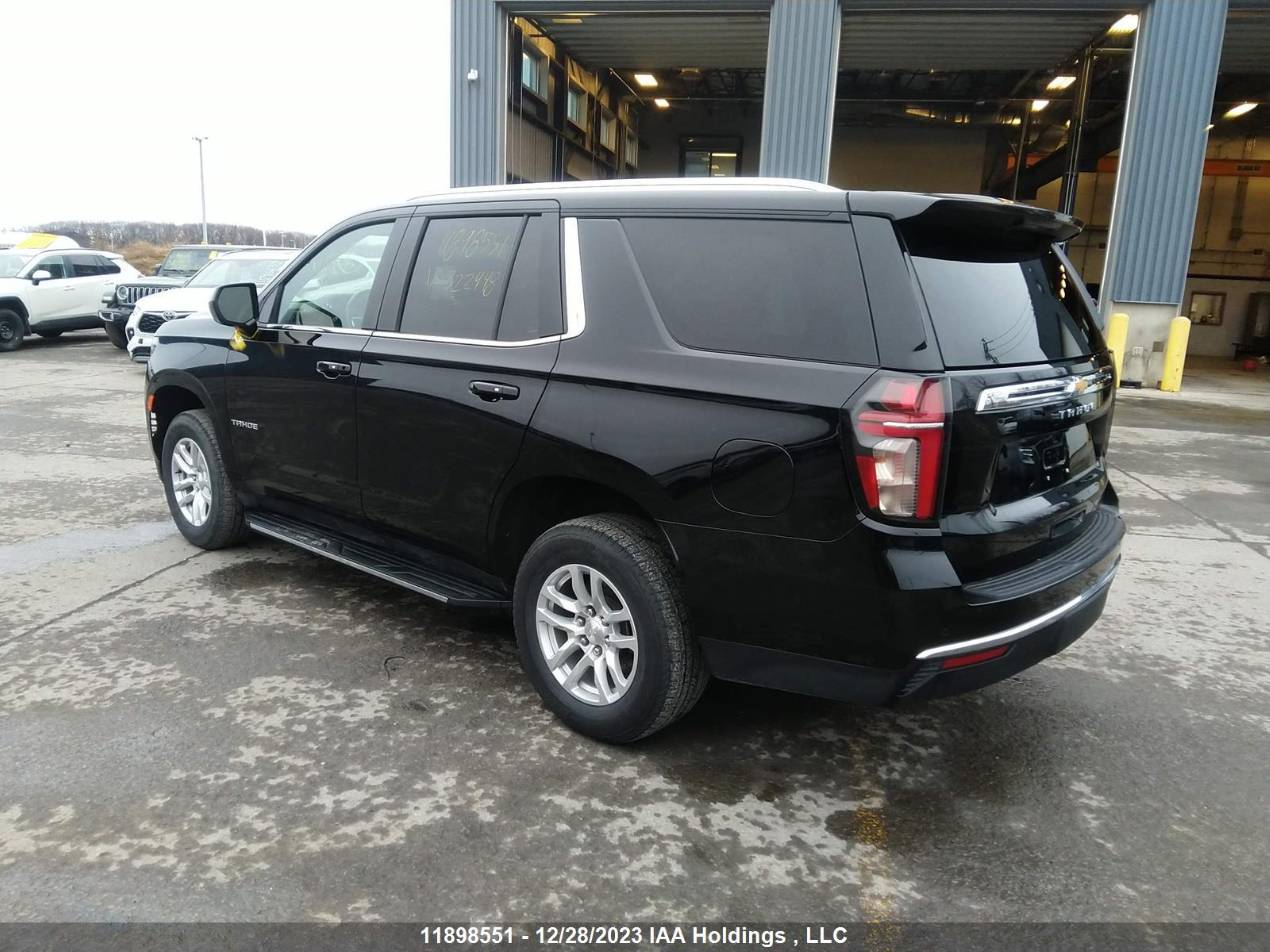 Photo 2 VIN: 1GNSKMKD2NR322448 - CHEVROLET TAHOE 