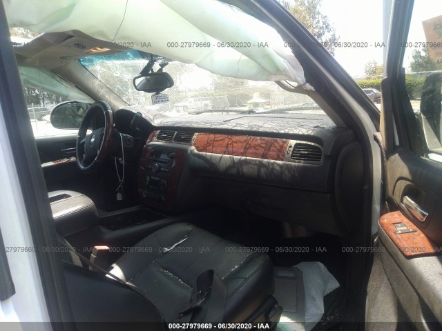 Photo 4 VIN: 1GNUCBE07AR116863 - CHEVROLET TAHOE 