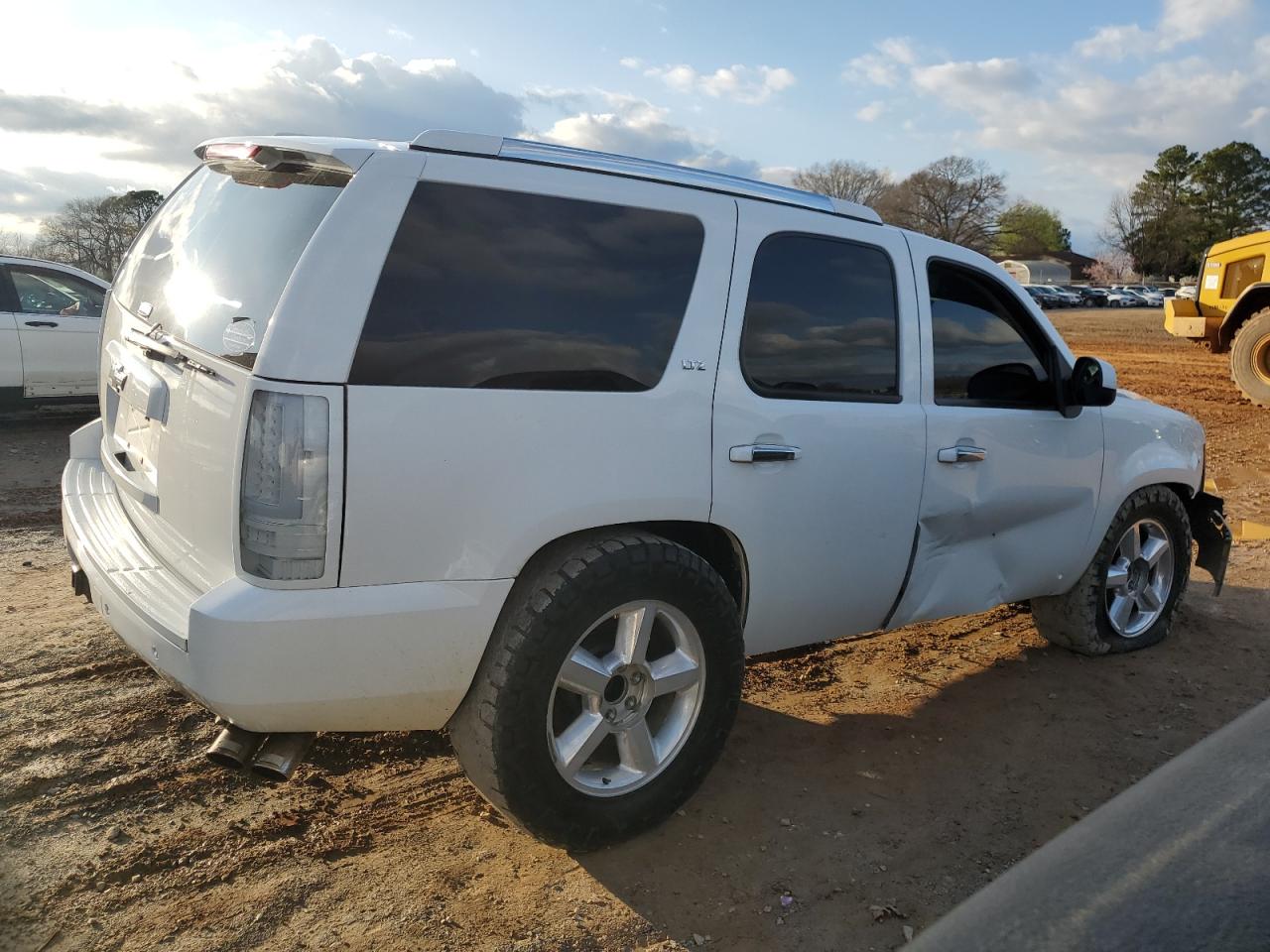 Photo 2 VIN: 1GNUCBE0XAR182887 - CHEVROLET TAHOE 