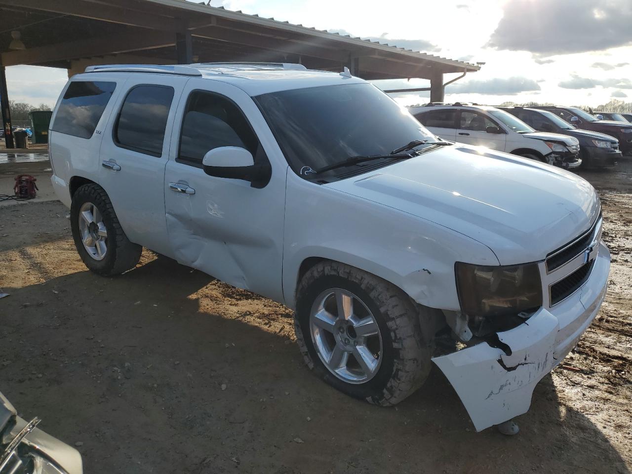 Photo 3 VIN: 1GNUCBE0XAR182887 - CHEVROLET TAHOE 