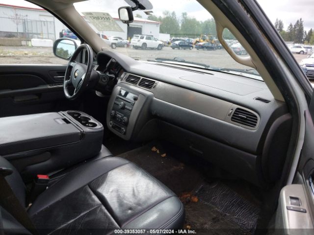 Photo 4 VIN: 1GNUCHE00AR237396 - CHEVROLET SUBURBAN 1500 