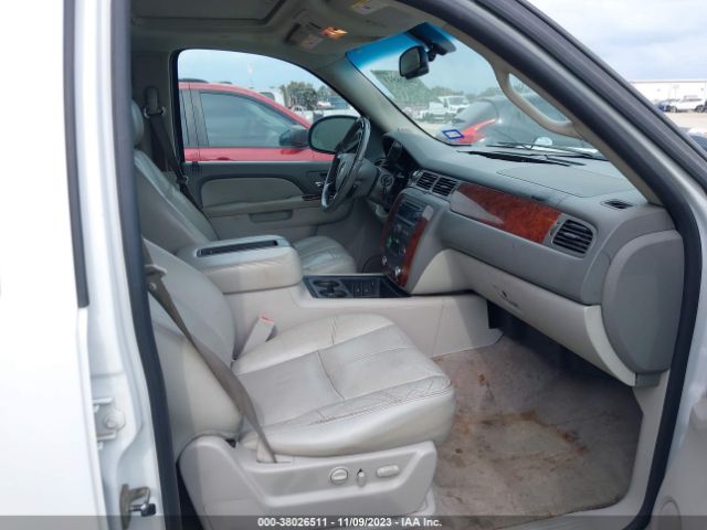 Photo 4 VIN: 1GNUCJE08AR220921 - CHEVROLET SUBURBAN 1500 