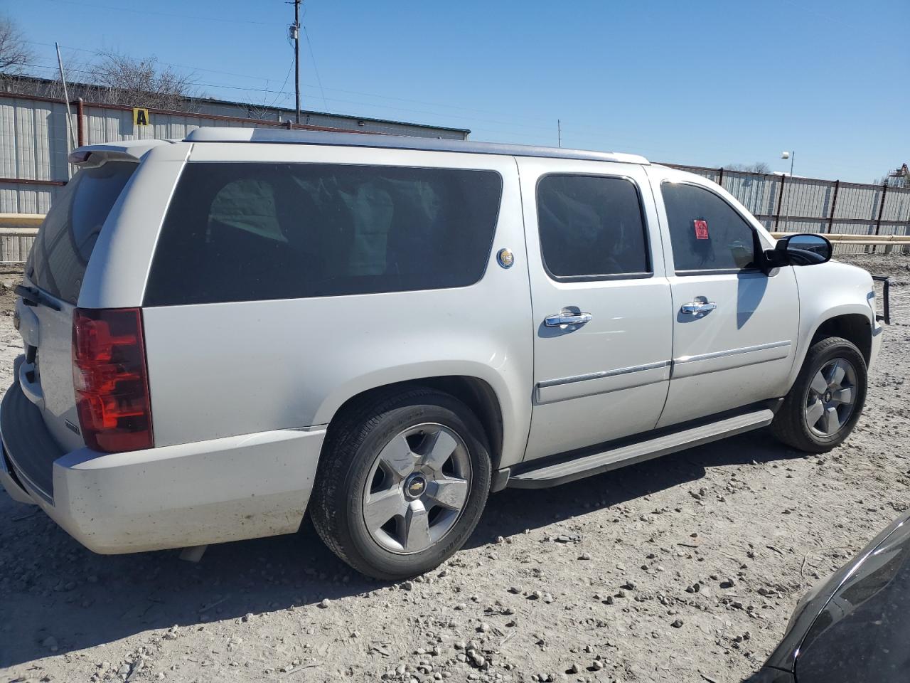 Photo 2 VIN: 1GNUCKE00AR289835 - CHEVROLET SUBURBAN 