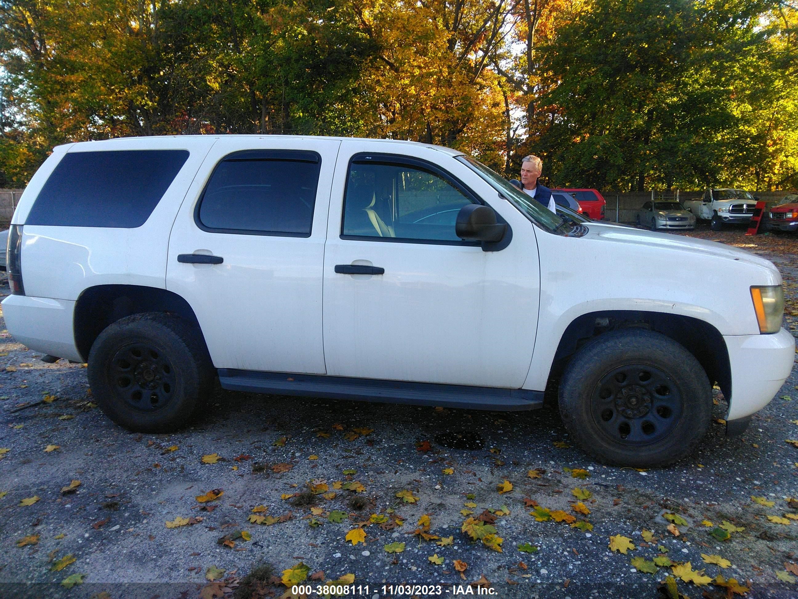 Photo 5 VIN: 1GNUKAE00AR280176 - CHEVROLET TAHOE 