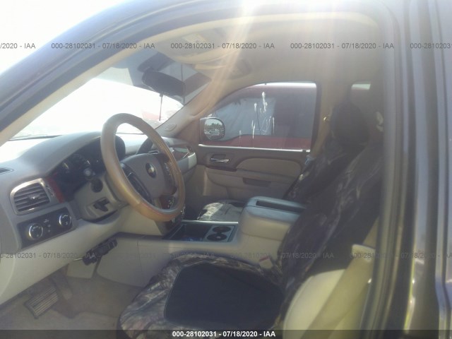 Photo 4 VIN: 1GNUKBE06AR258804 - CHEVROLET TAHOE 