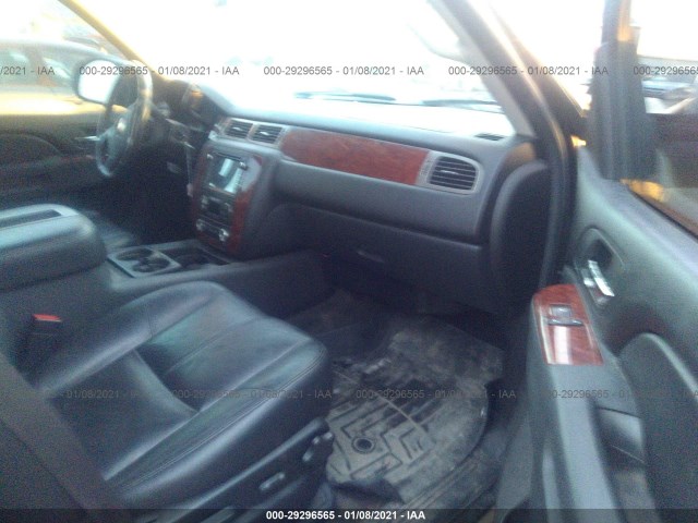 Photo 4 VIN: 1GNUKBE09AR118648 - CHEVROLET TAHOE 