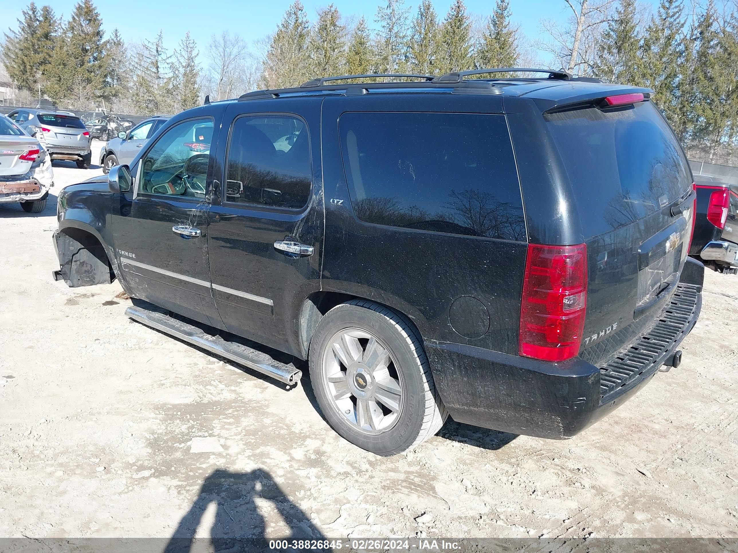 Photo 2 VIN: 1GNUKCE00AR108063 - CHEVROLET TAHOE 