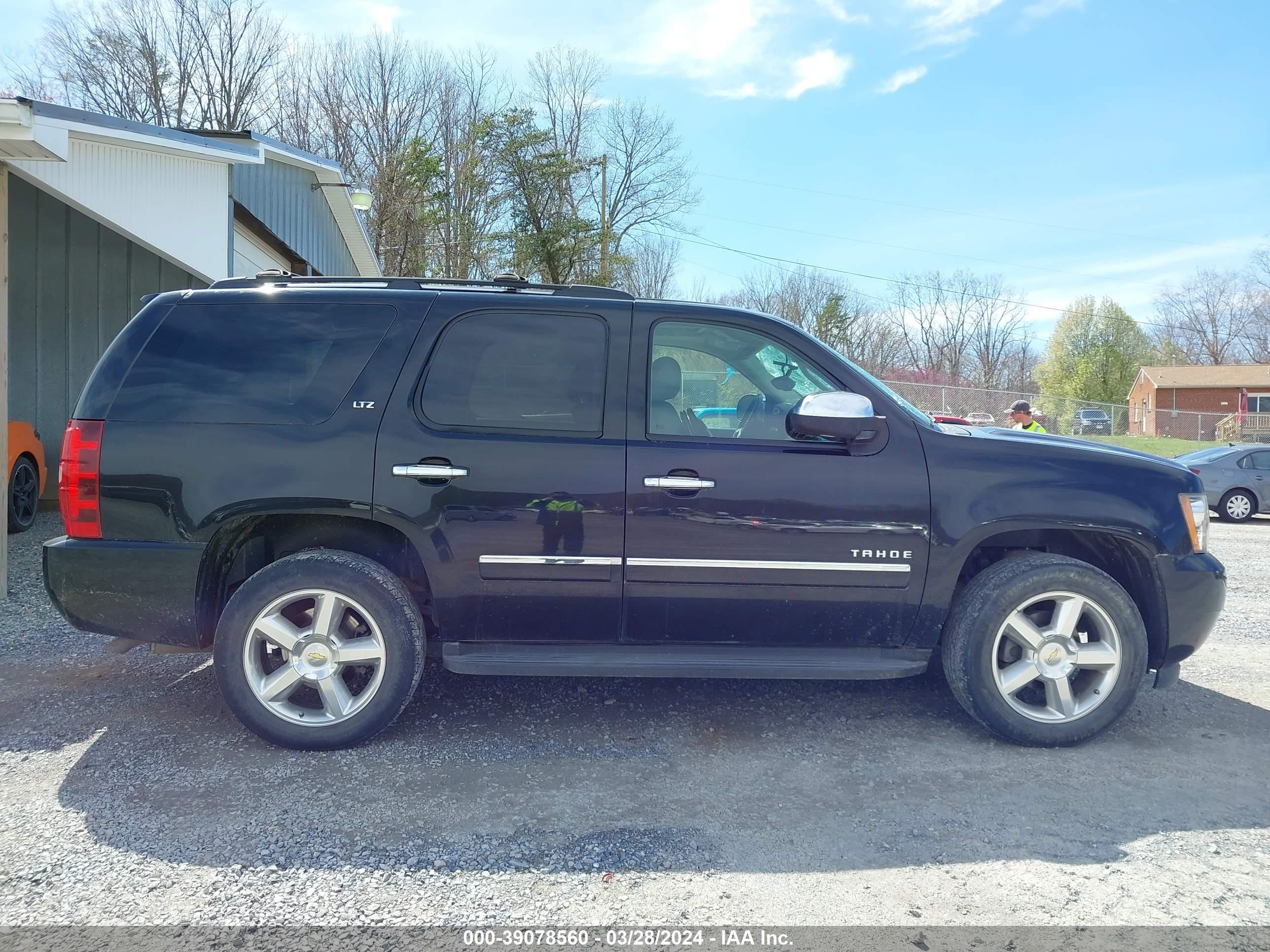 Photo 13 VIN: 1GNUKCE00AR113215 - CHEVROLET TAHOE 