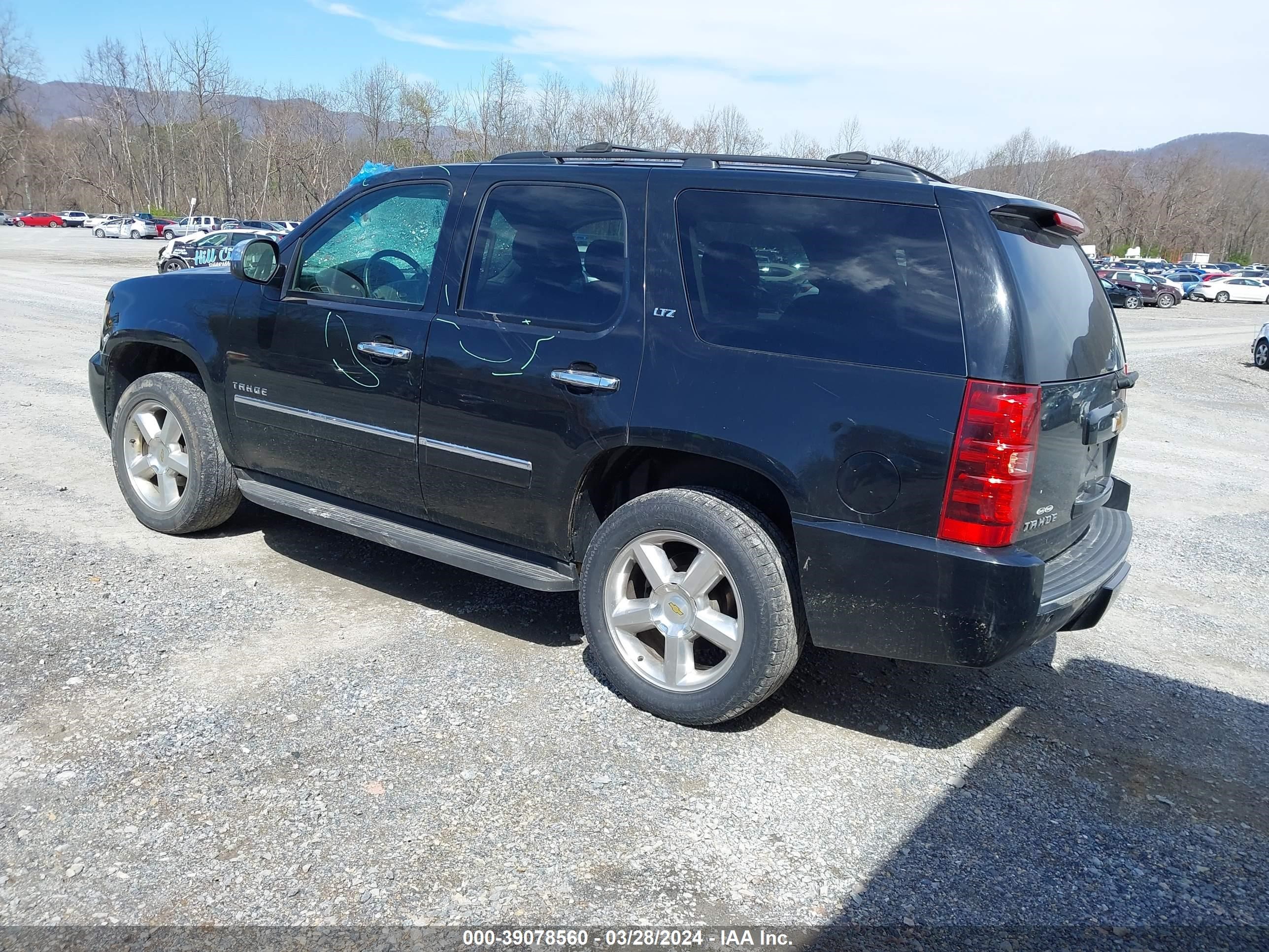 Photo 2 VIN: 1GNUKCE00AR113215 - CHEVROLET TAHOE 