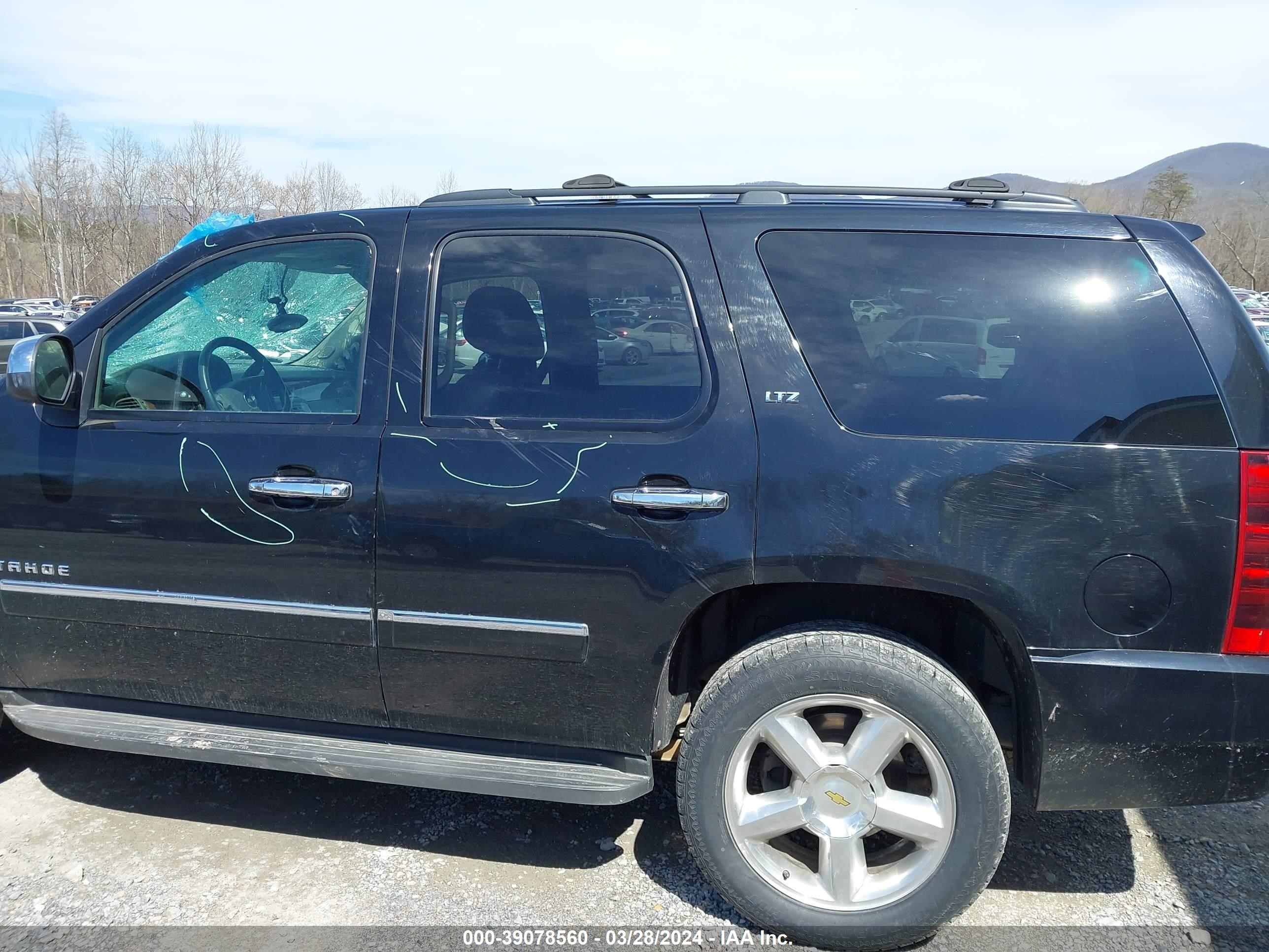 Photo 21 VIN: 1GNUKCE00AR113215 - CHEVROLET TAHOE 