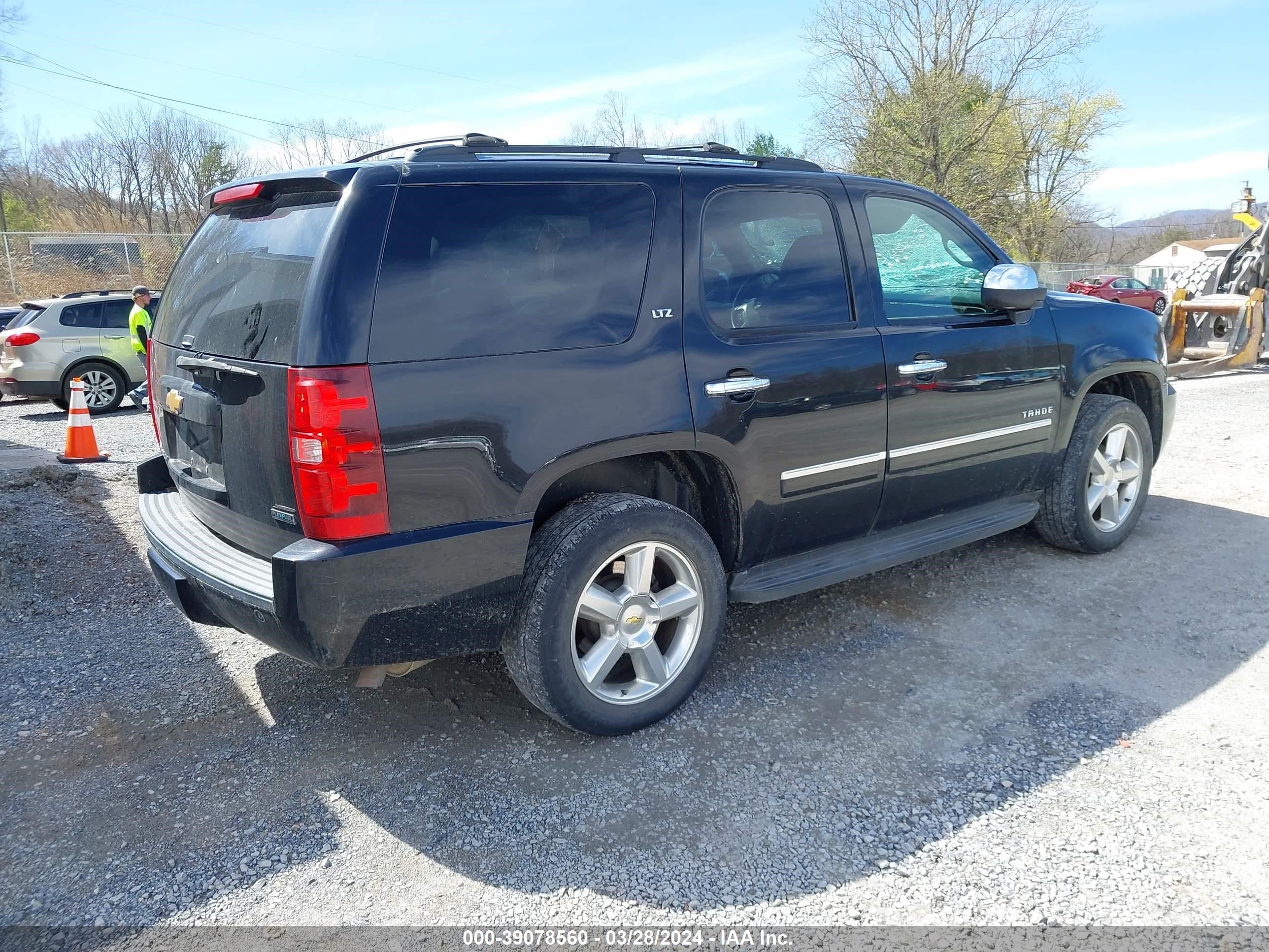 Photo 3 VIN: 1GNUKCE00AR113215 - CHEVROLET TAHOE 