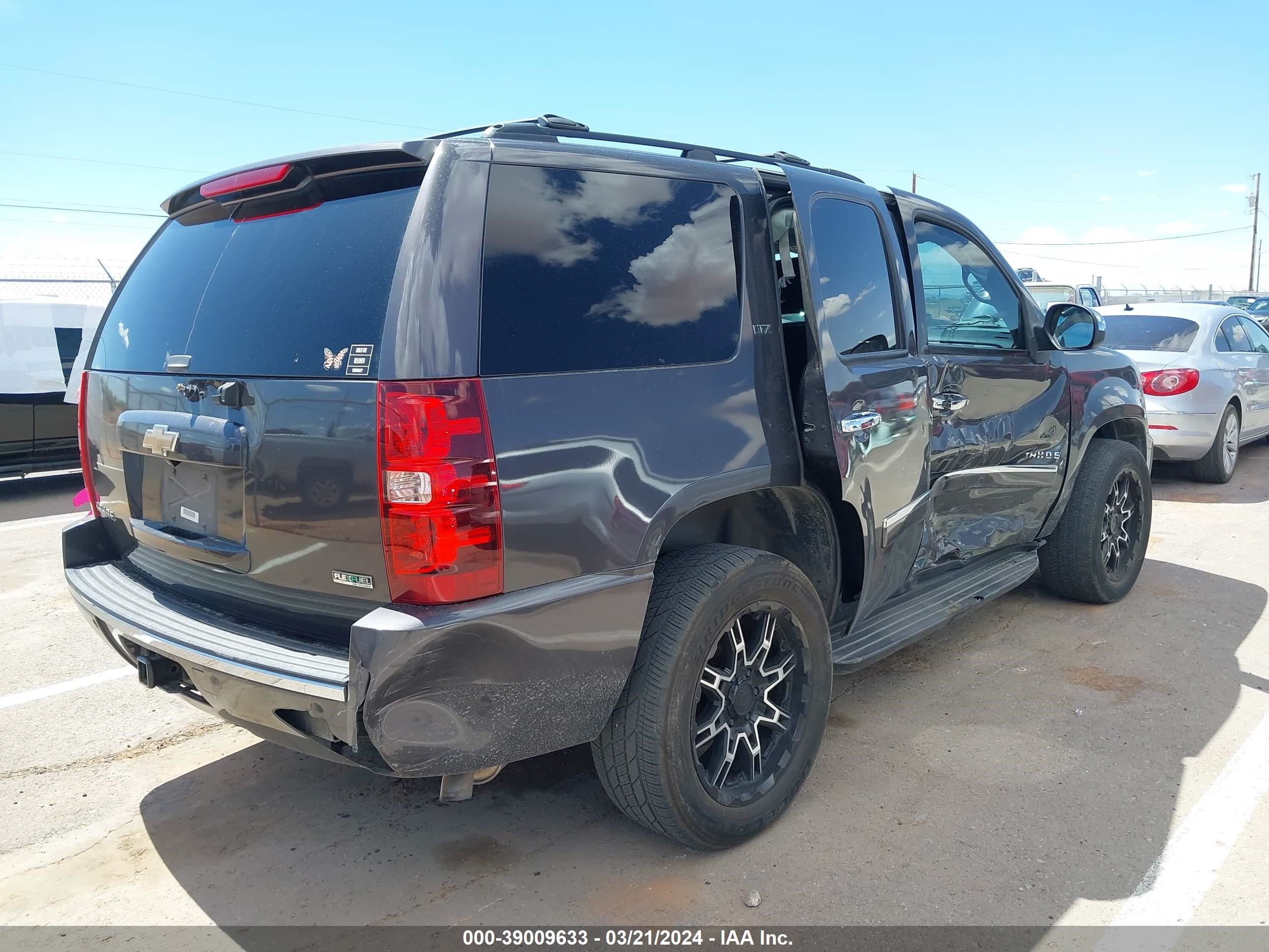 Photo 3 VIN: 1GNUKCE02AR107772 - CHEVROLET TAHOE 