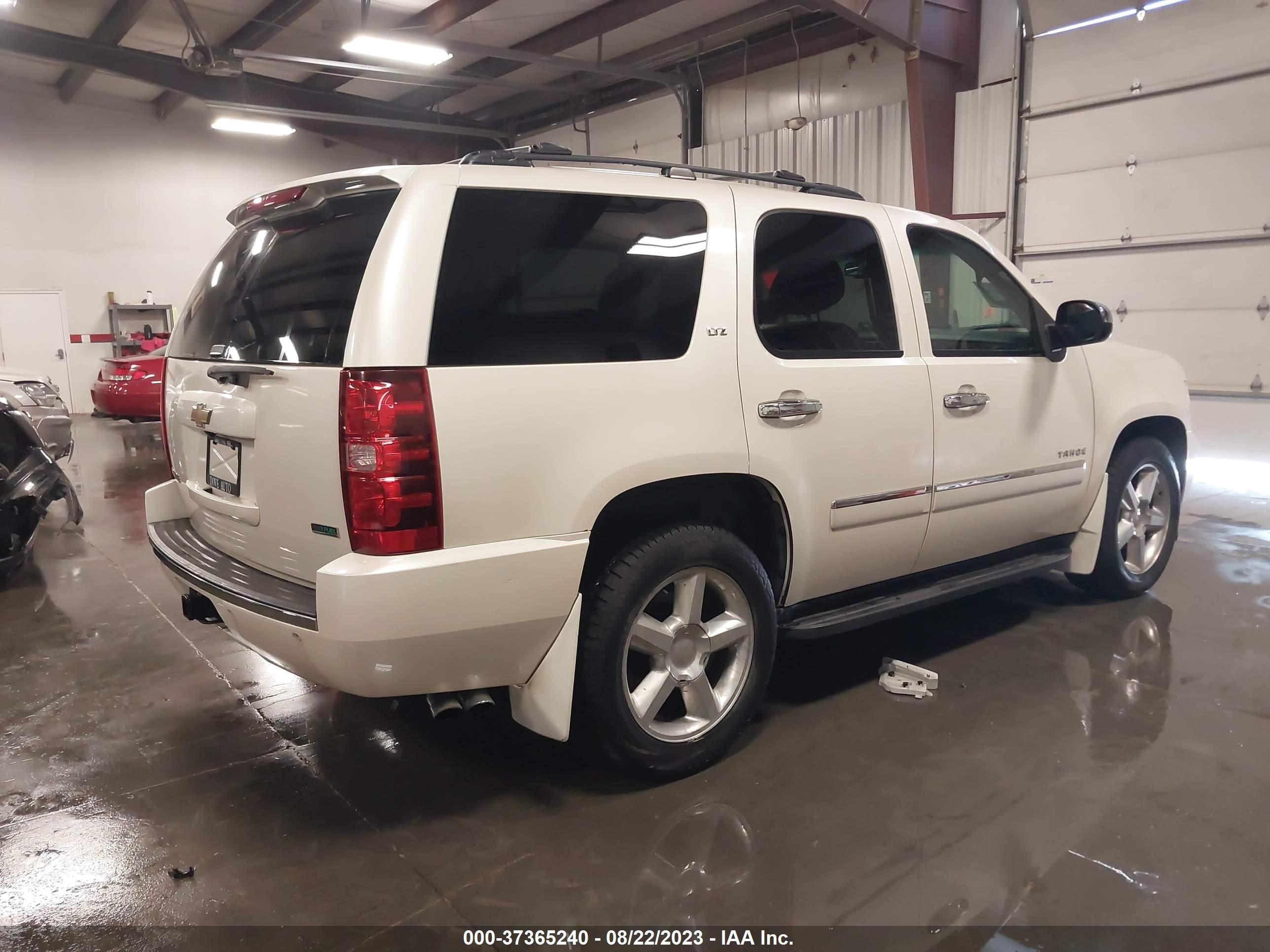 Photo 3 VIN: 1GNUKCE07AR159074 - CHEVROLET TAHOE 