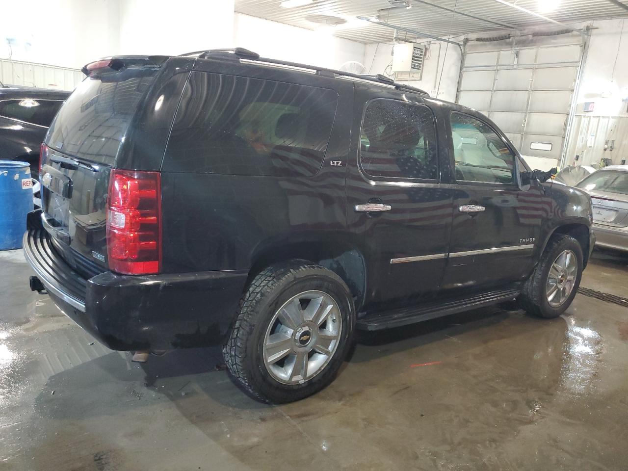 Photo 2 VIN: 1GNUKCE08AR242304 - CHEVROLET TAHOE 