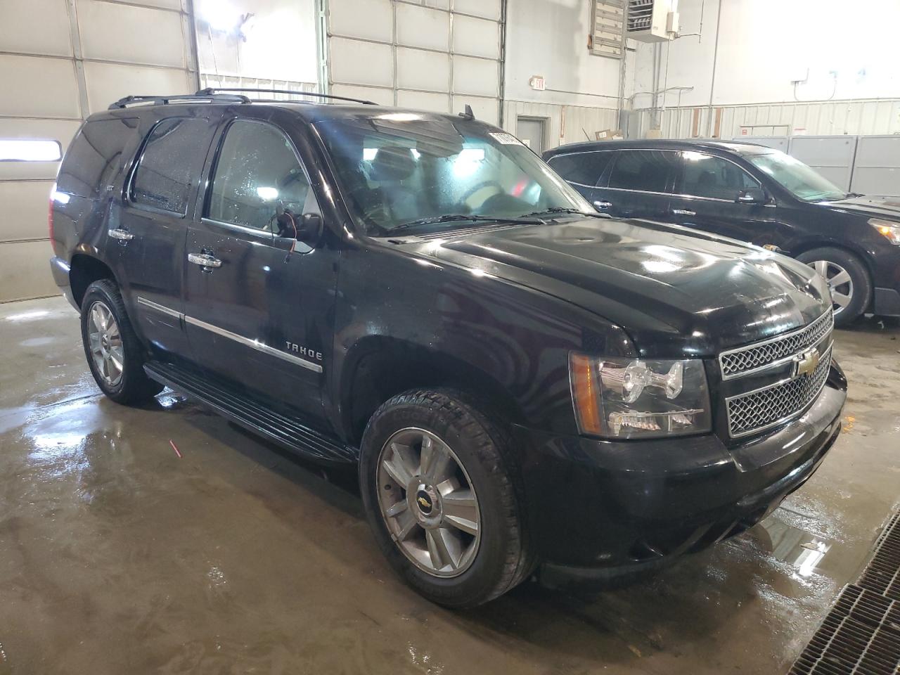 Photo 3 VIN: 1GNUKCE08AR242304 - CHEVROLET TAHOE 