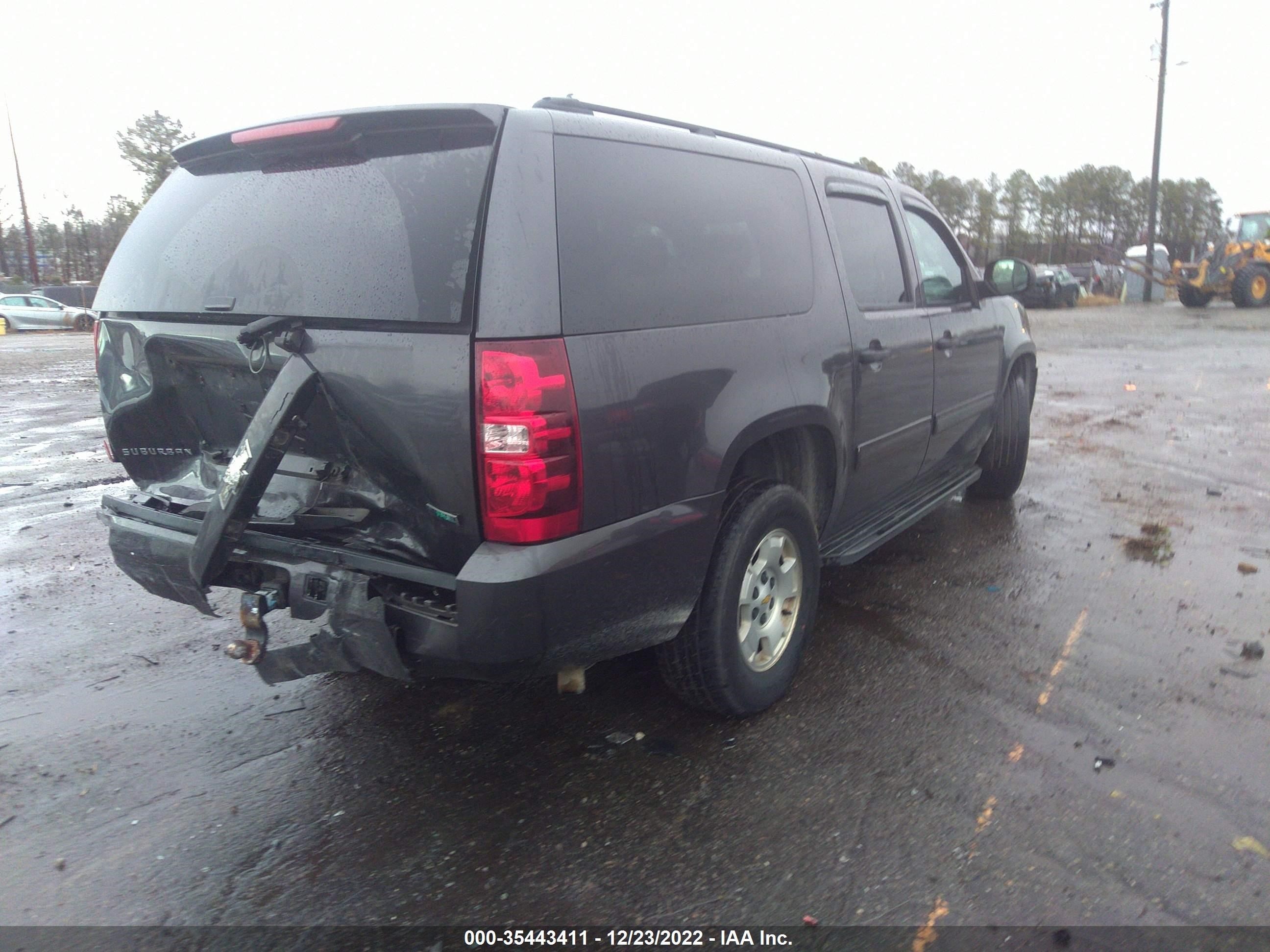 Photo 3 VIN: 1GNUKHE31AR202735 - CHEVROLET SUBURBAN 