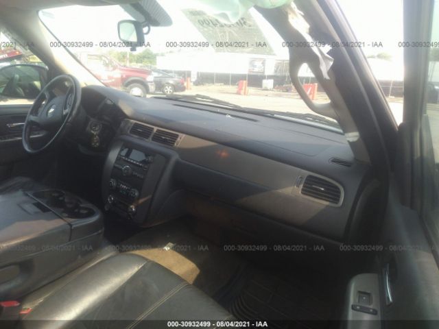 Photo 4 VIN: 1GNUKHE39AR137956 - CHEVROLET SUBURBAN 